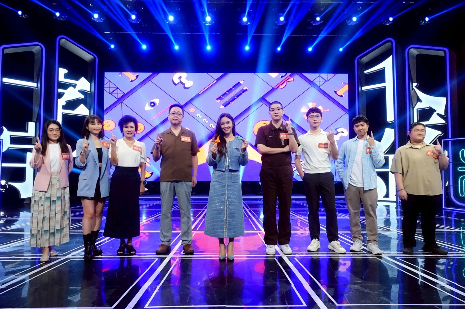 《一字千金》新一季主持人Sandy吳姍儒與參賽的親子檔合照。公視提供