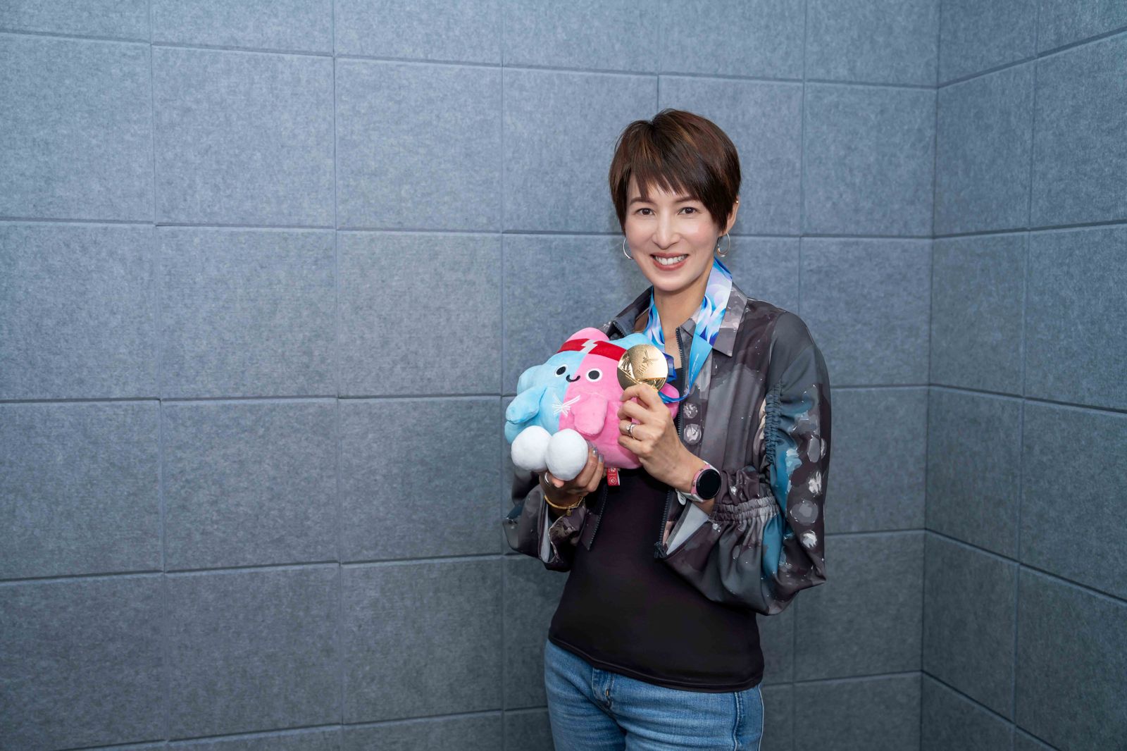 主播夏嘉璐今年挑戰雙北世壯運水球項目，初試啼聲就勇奪金牌。TVBS提供