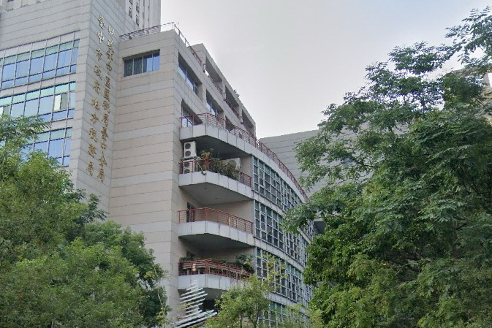 中區國稅局高官退休前「露餡」!幫避稅卻被搜出豪宅豪車現金 多名會計師被聲押