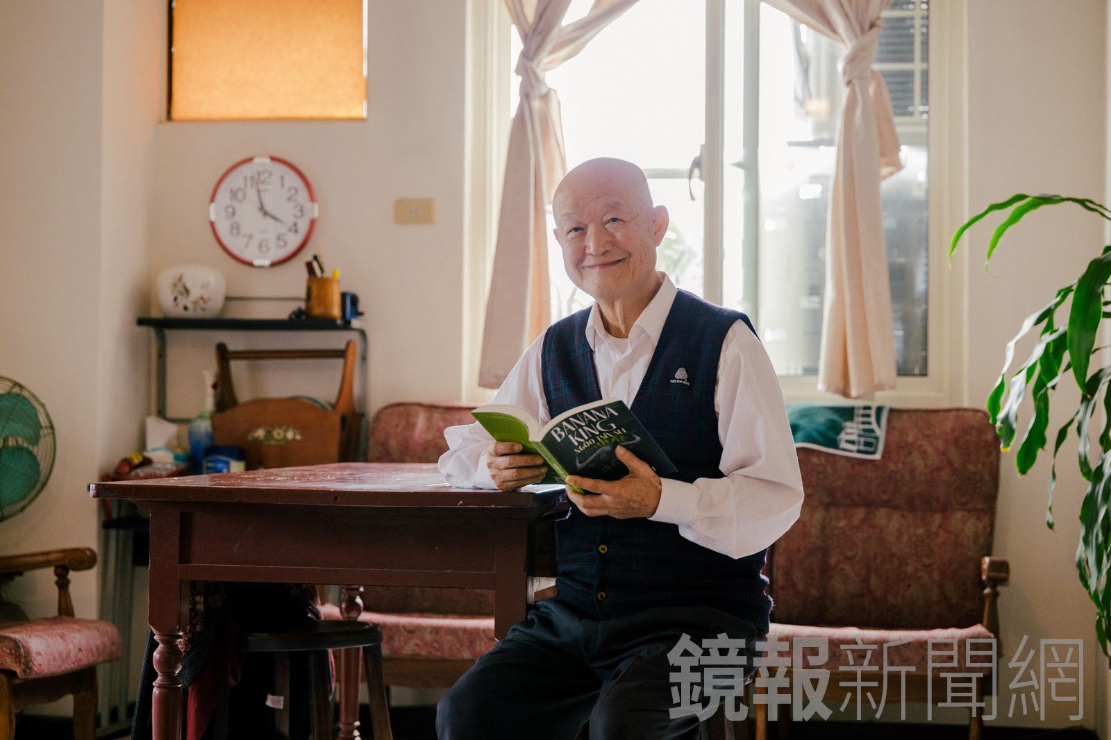 李旺台的客語短篇小說集《𠊎屋下个番檨樹》，以客語寫童年記憶，也寫現代的故事。圖／桑杉學攝