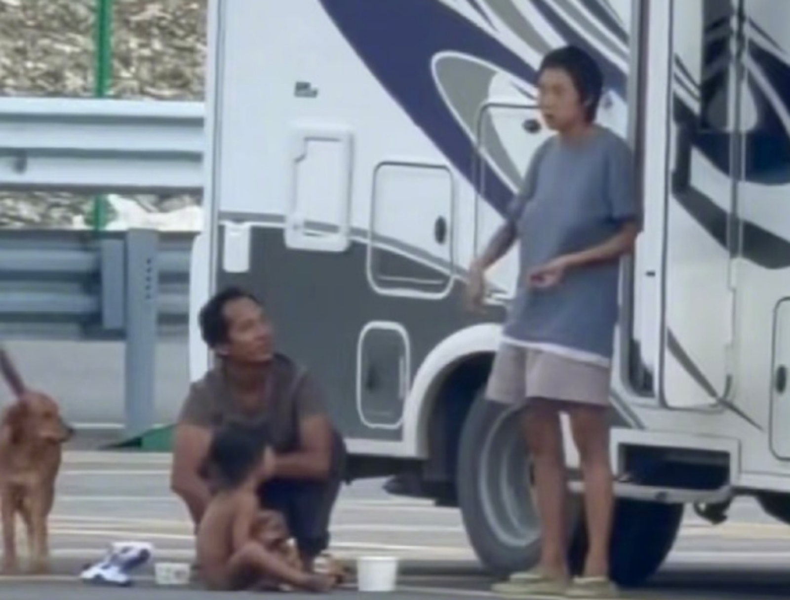 中國一對父母把年幼小孩當成「野人」養育，遭到抨擊。圖／翻攝自微博