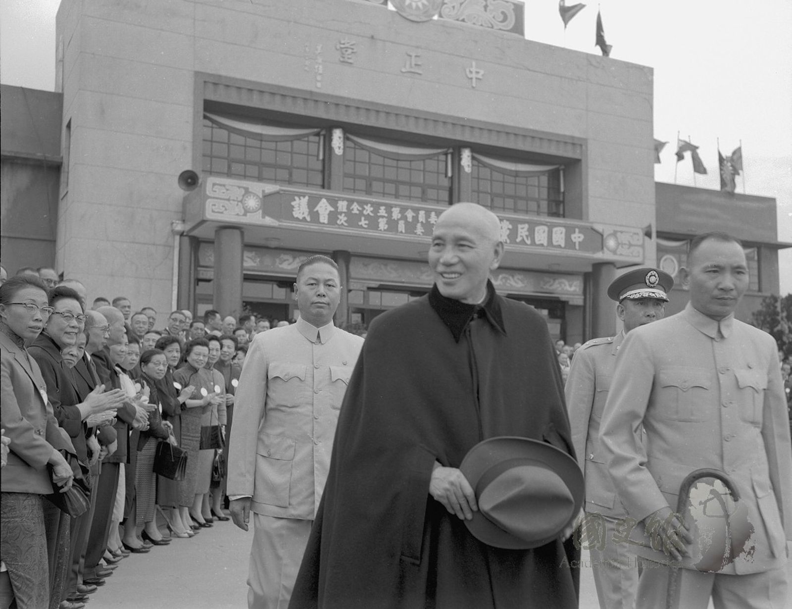 兩張臉譜：在舊紙堆與外媒報導中的蔣介石幻影