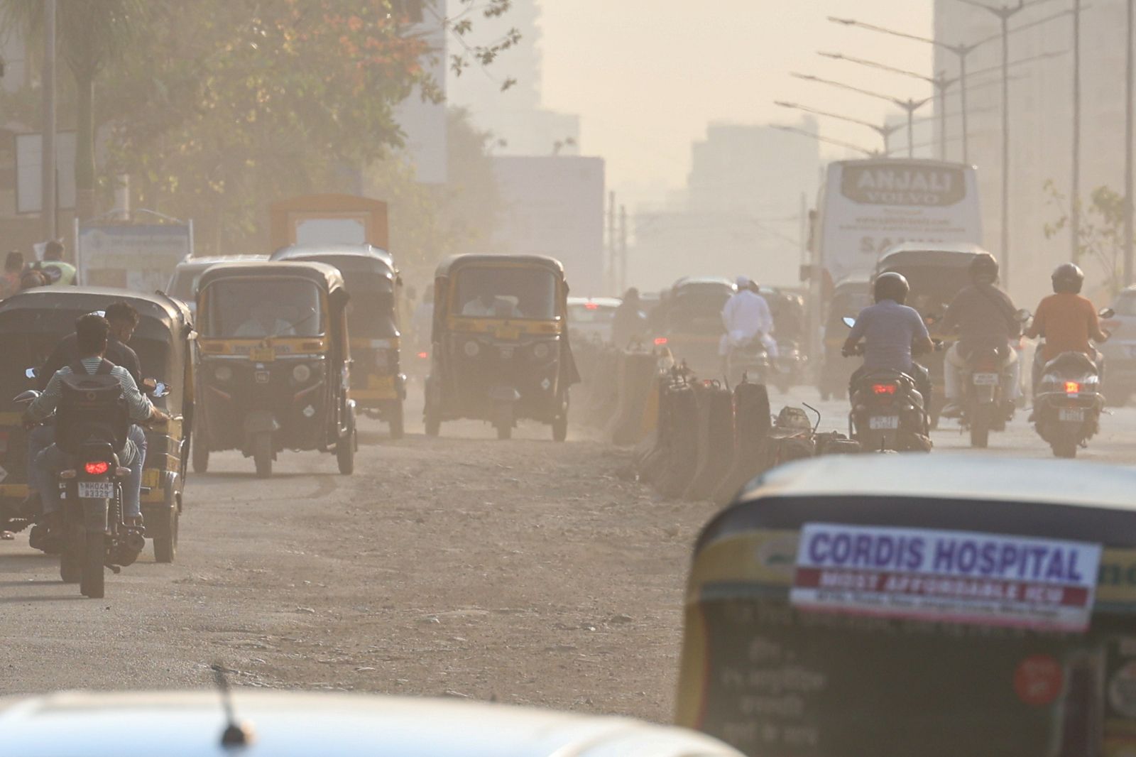 印度空汙太恐怖「戴口罩也沒用」！法院急改線上出庭　民眾上街抗議：我只想呼吸