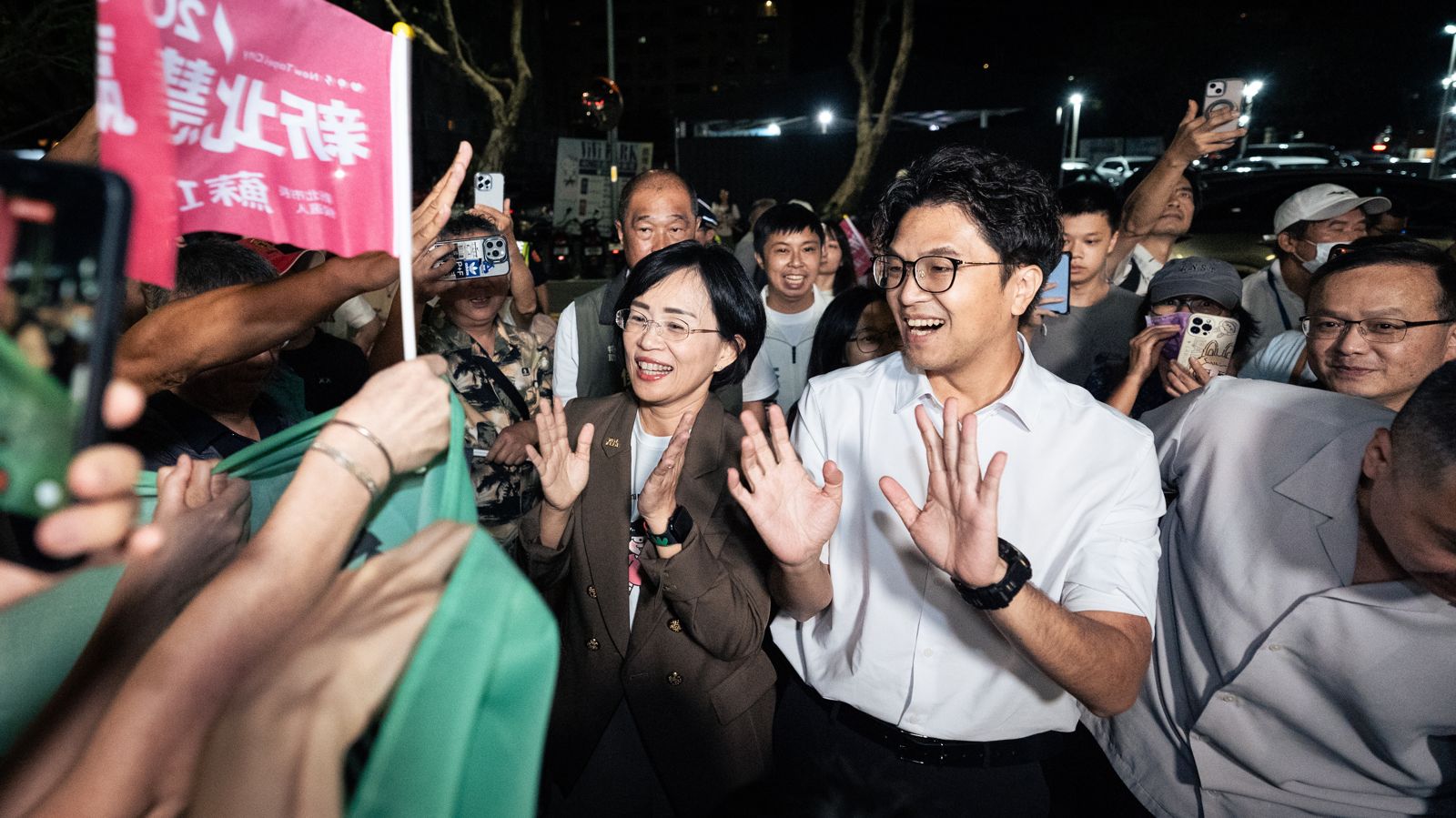 「洋流慧聚」人氣爆棚，超過千名支持者聚集在民視廣場夾道歡迎兩人。圖／蘇巧慧辦公室提供