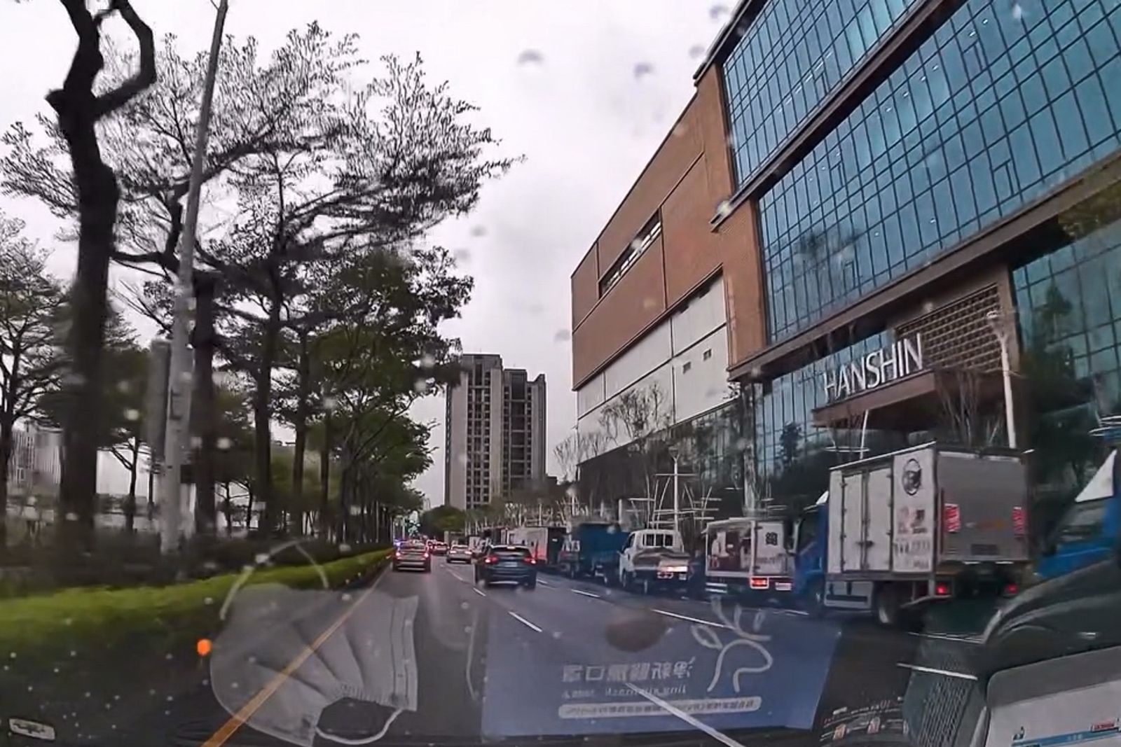 百貨未開幕交通先亂!台中漢神購物中心進貨車流「卡死慢車道」 用路人傻眼炸鍋