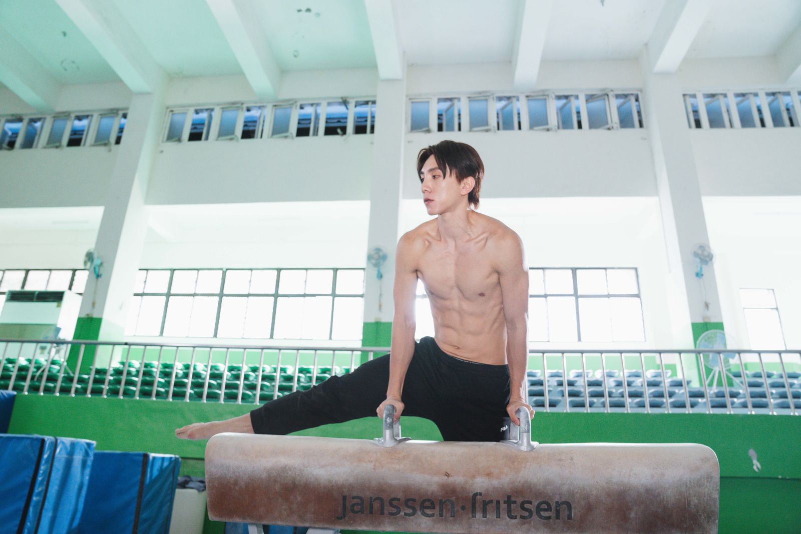 古程丰新歌MV邀請潘胤傑合作演出。小超人綜合體能俱樂部提供