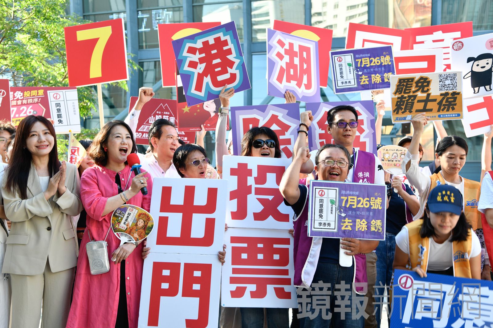 台北5罷團在最後階段持續積極宣傳罷免,呼籲民眾出門投下同意罷免票。(圖/李智為攝)