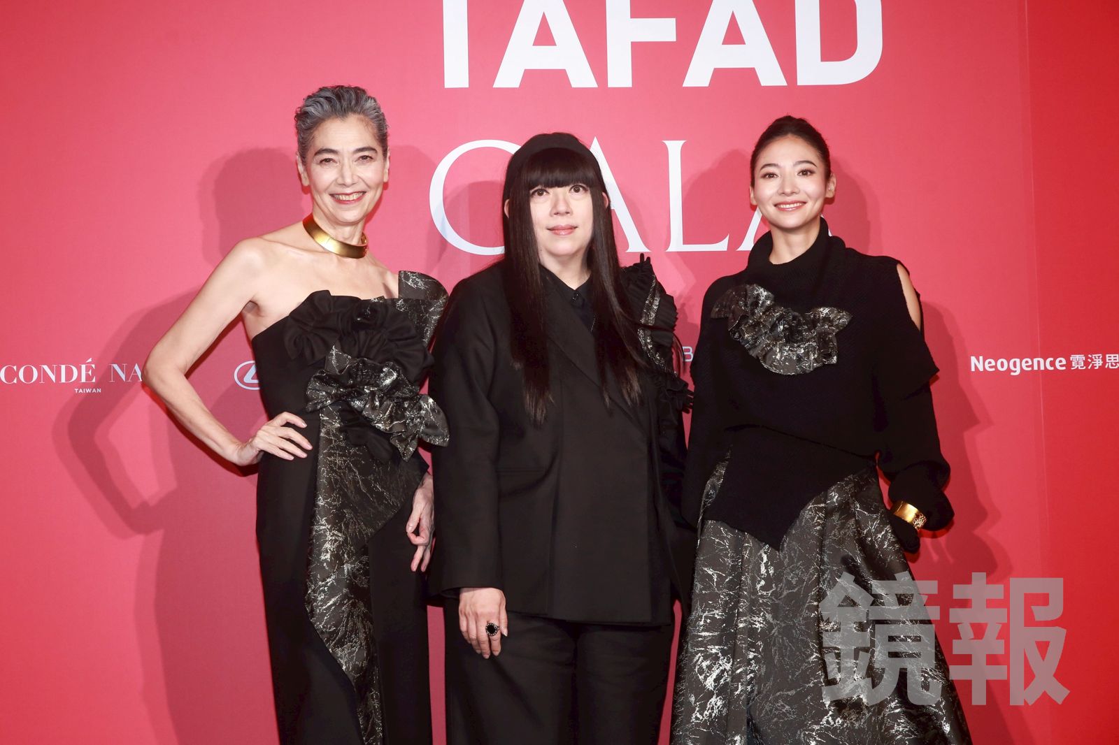 賴佩霞（左）、謝沛恩（右）與設計師潘怡良（中）一同現身「2025 TAFAD GALA 頒獎晚宴」。李鍾泉攝