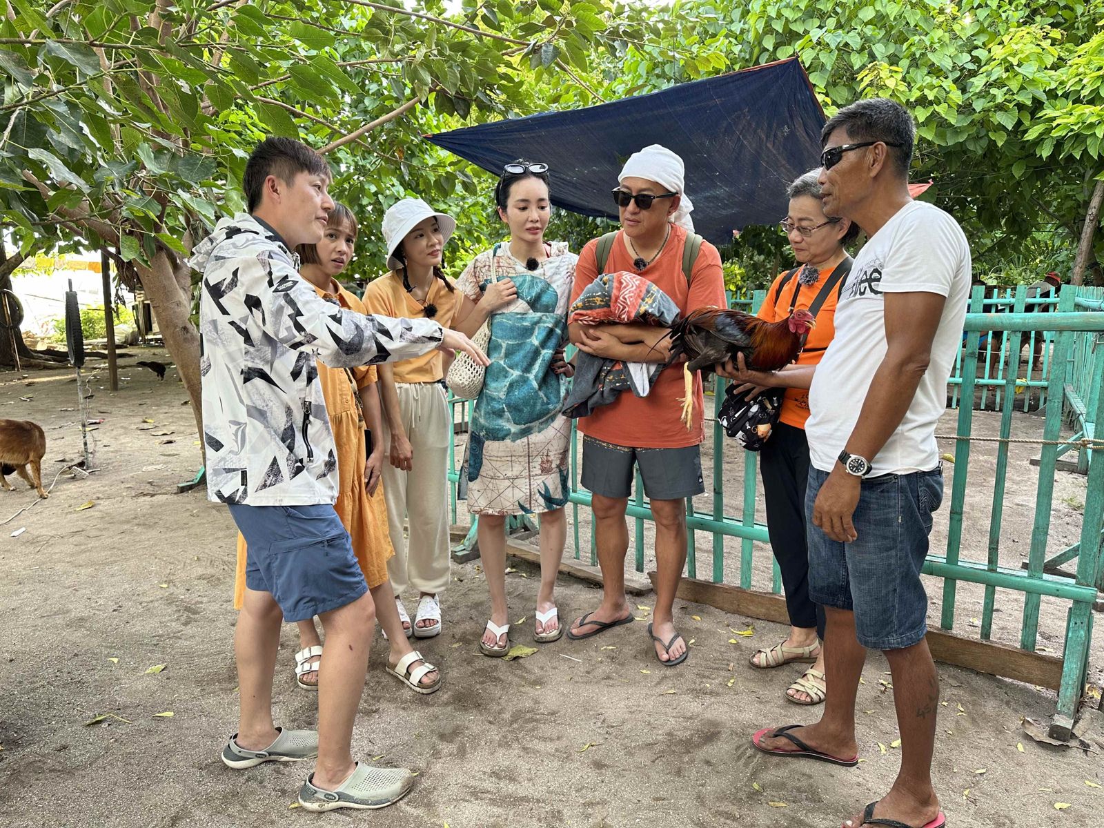 職人FOX(左1)帶大家認識宿霧文化鬥雞。公視台語台提供