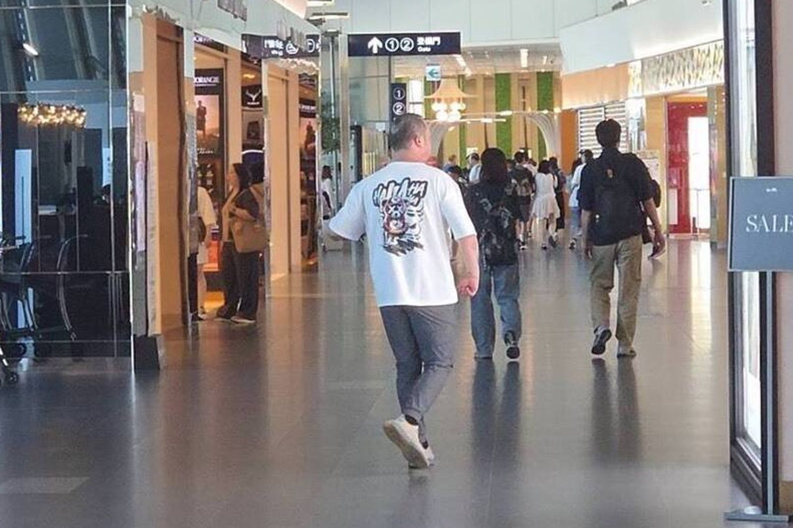 「中國口音」露餡!廖港發毆傷矢板換裝逃機場 移民官獲報抬頭剛好看到他
