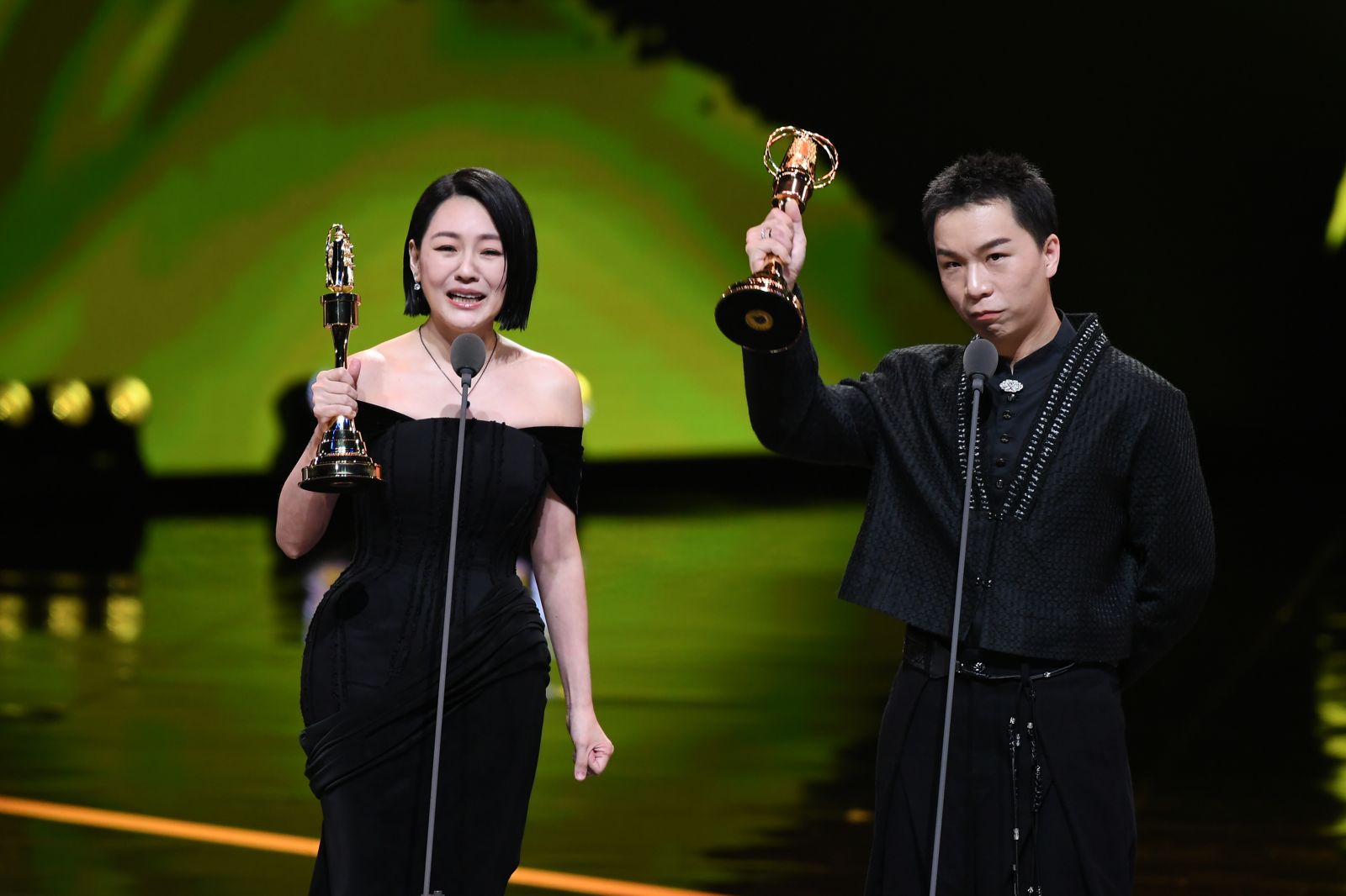 小S(左)與派翠克勇奪綜藝節目主持人獎。三立提供