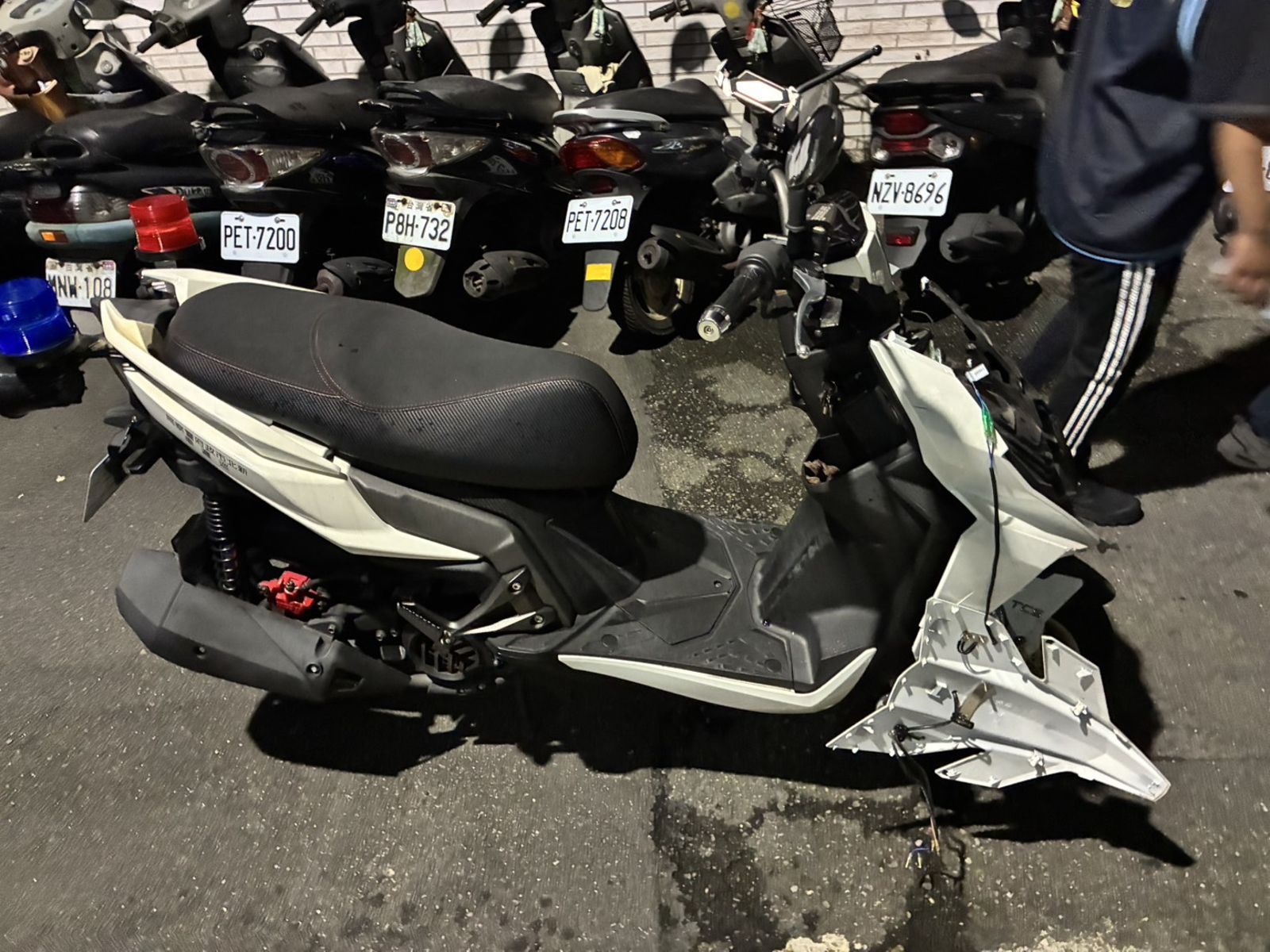 警用機車遭衝撞。翻攝畫面