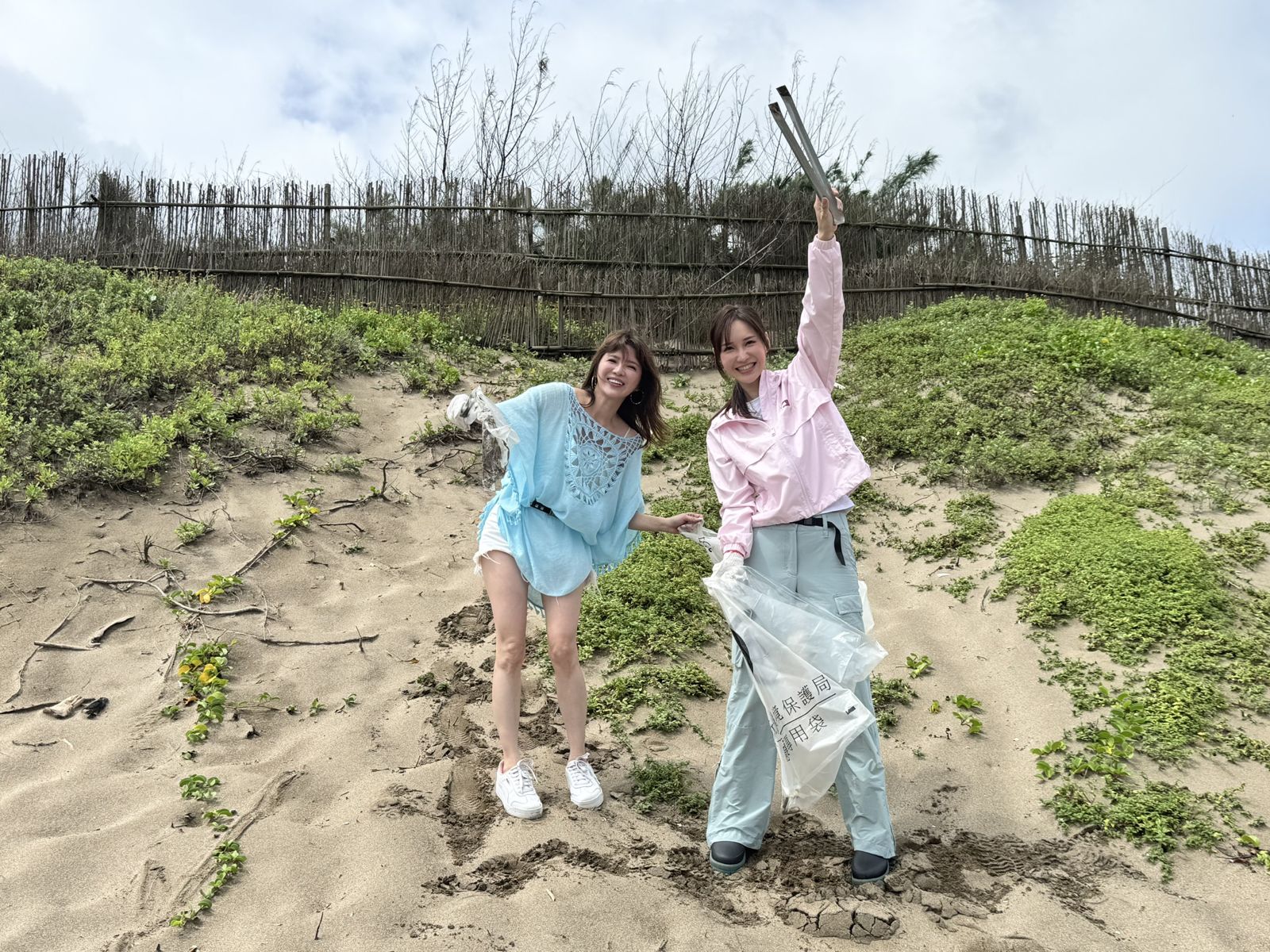 「億級千金」女星淨灘遭熱情男粉合照! 摘帽驚見野生大咖男星全場嚇傻