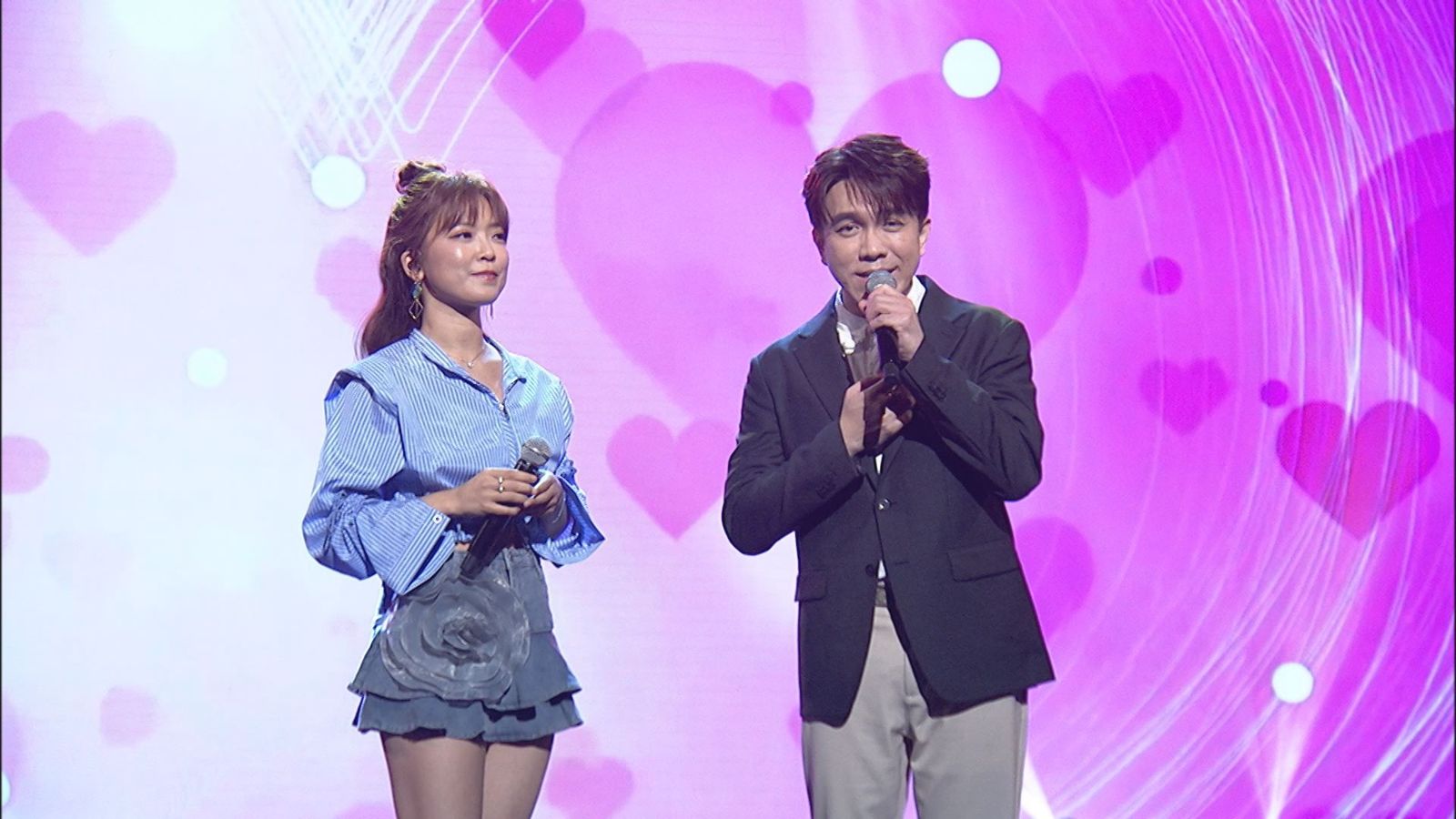 《綜藝一級棒》翁鈺鈞（左）跟許志豪年齡差被虧稱「父女戀」。中視提供