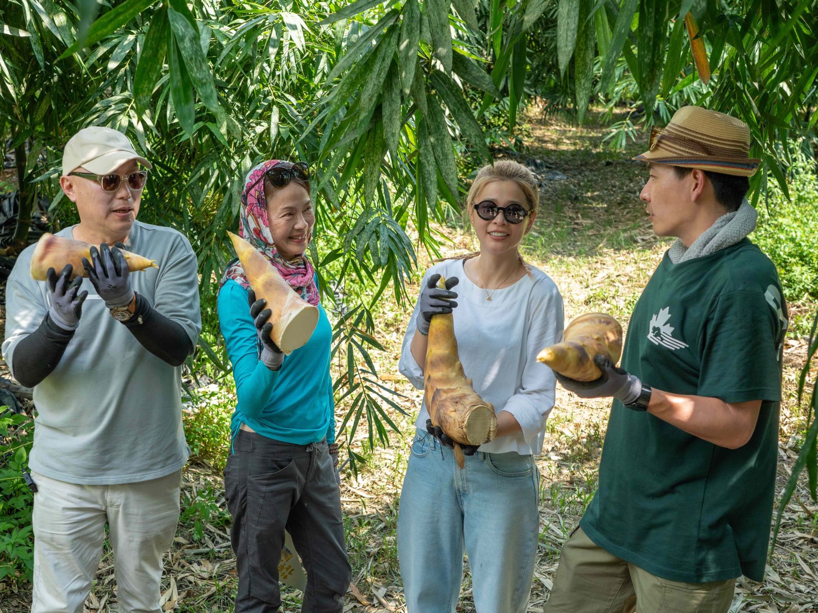 鄧安寧（左起）、柯淑勤、李燕、王傳一挑戰挖竹筍。KOCSKIN克麗詩黛提供