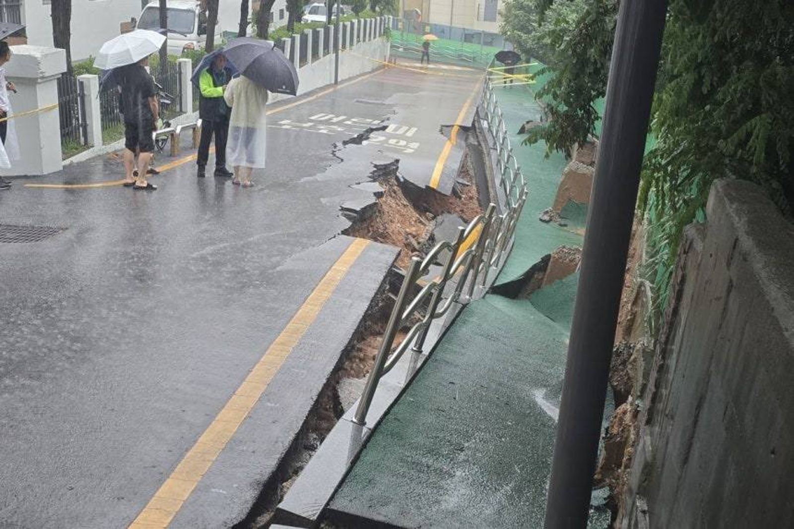 韓國連日暴雨,更有馬路因此裂開。圖/翻攝自X/@Minhyungbae