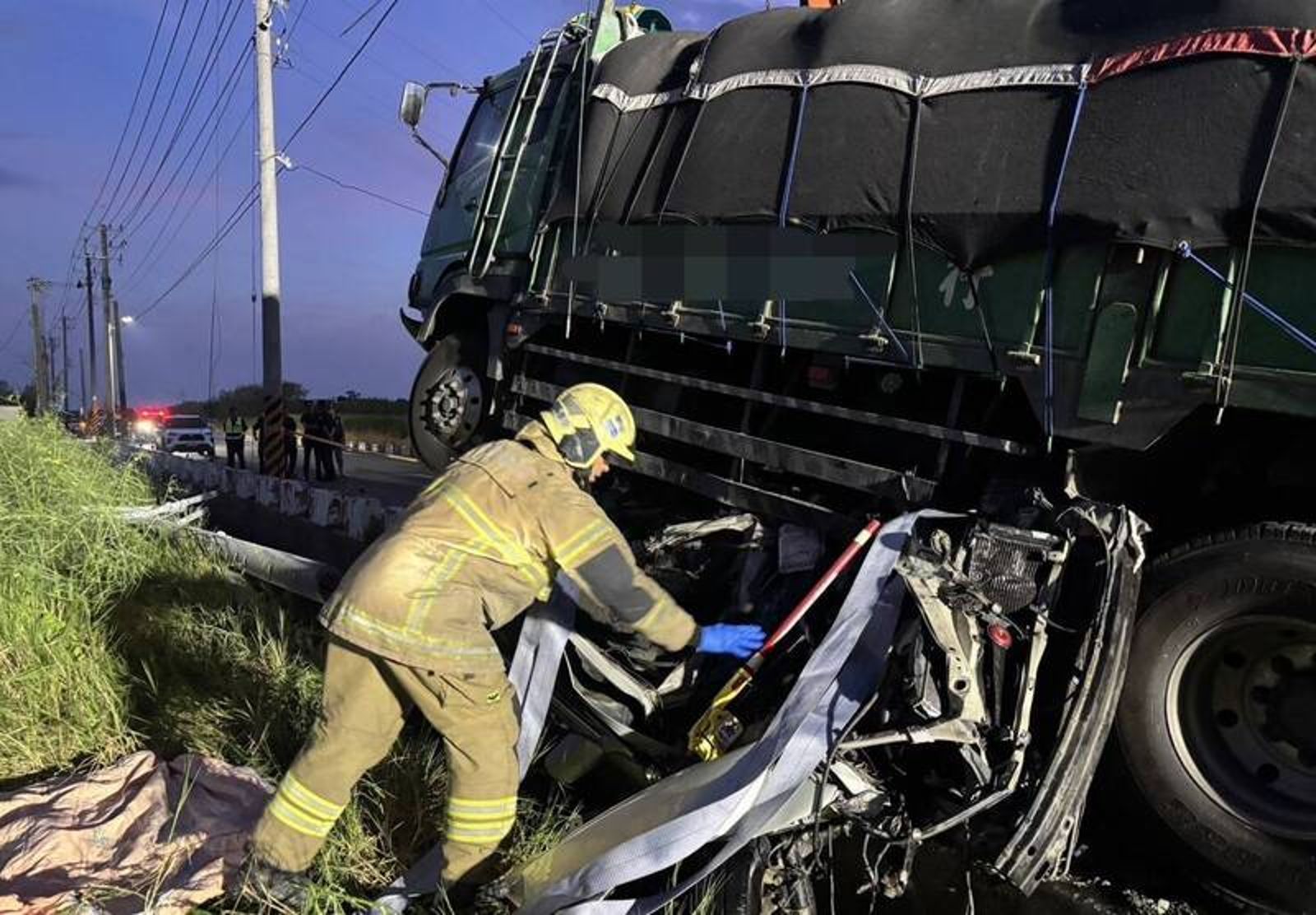 大貨車壓爛轎車 救2小時才移出釀1死 司機喊太累竟驗出毒駕