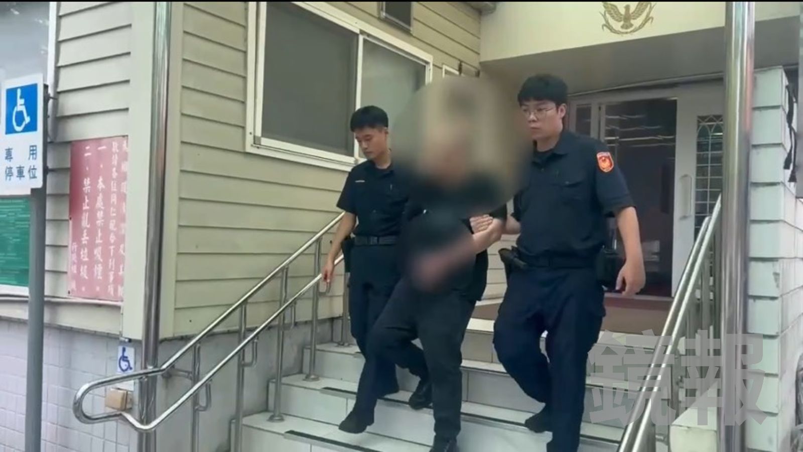 吳男攜帶「電線爆竹」闖入新北議長蔣根煌服務處。翻攝畫面