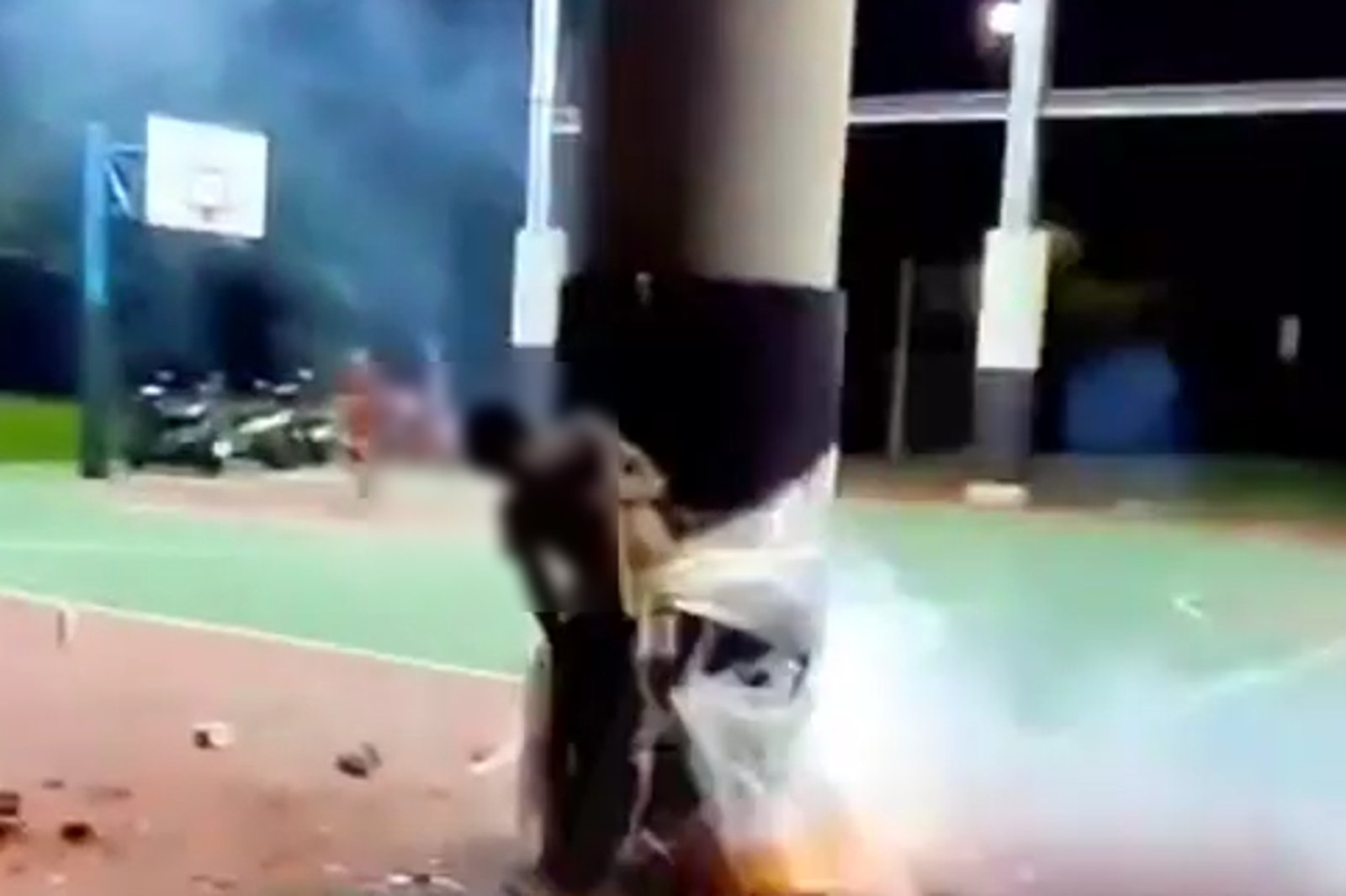 一名高中生遭同伴綑綁丟鞭炮。圖／翻攝自社會事新聞影音