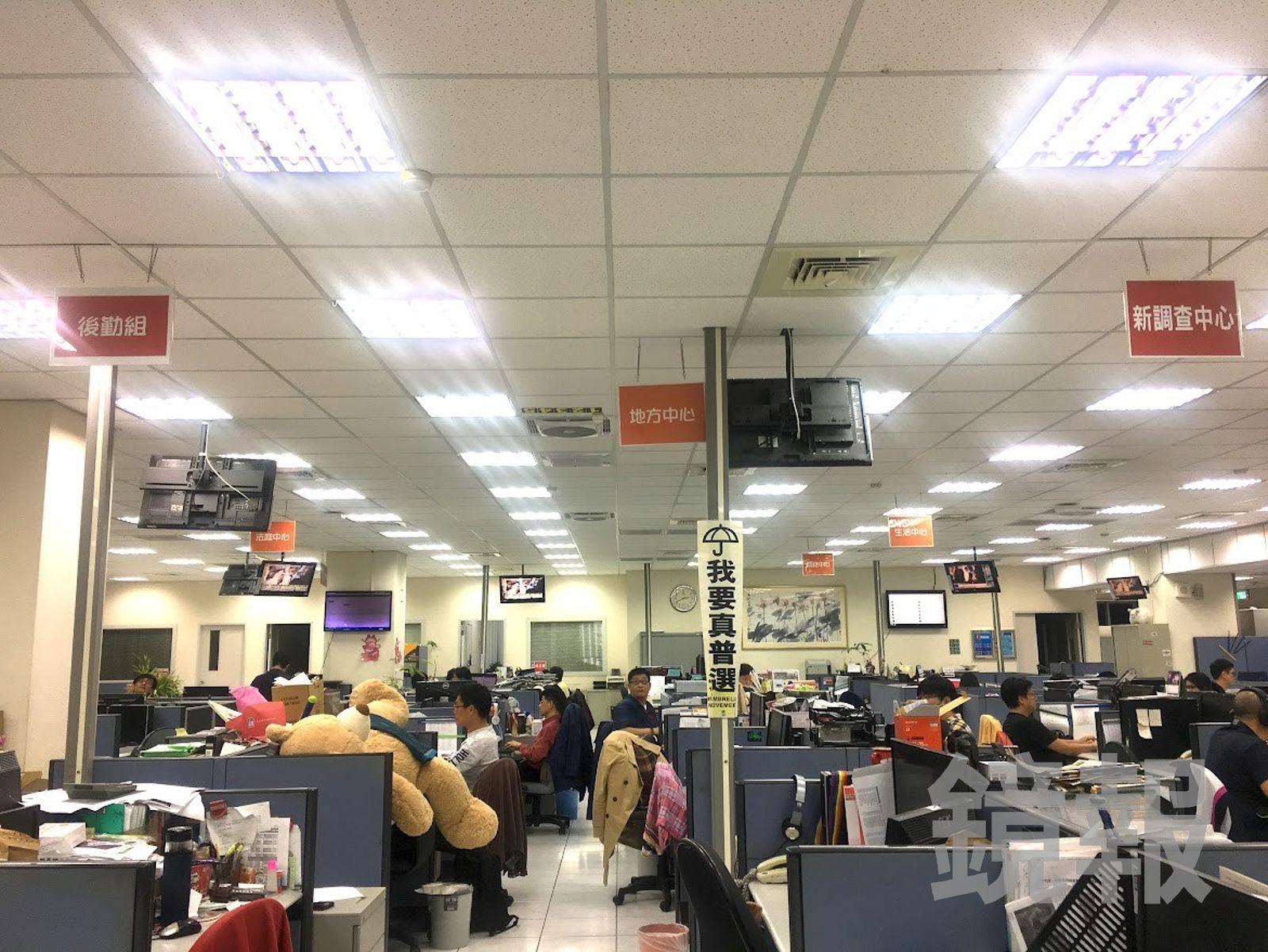 蘋果日報全盛時期員工人數上千人，每日發行量逾52萬份。