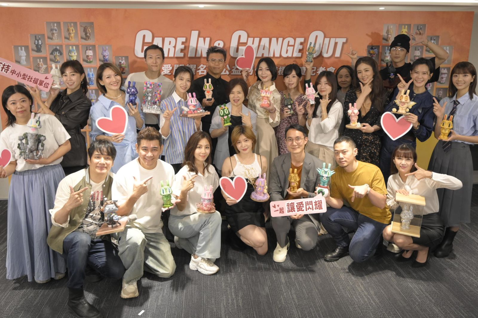 藝人張洛君(前左1)、許蓁蓁擔任萬海慈善基金會舉辦的「讓愛閃耀」公益畫展策展人,邀請周曉涵、陳熙鋒、安唯綾(前左3)等多位藝人無償參與創作。萬海慈善基金會提供