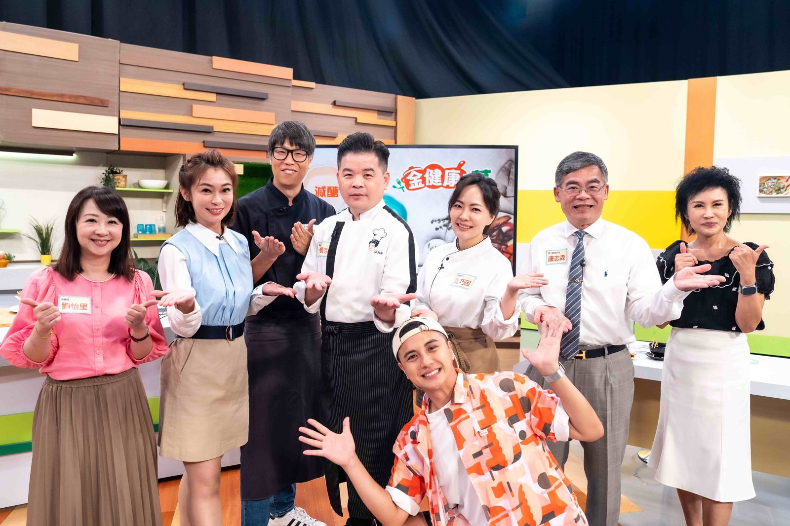 「金健康上菜」邀請四大名廚、健康試吃團分享健康美味料理，左起營養師劉怡里、主持人鄭凱云、主廚陳之穎、主廚雷議宗、主廚陸巧因、食尚玩家主持人曾子余、醫師康志森、無毒教母譚敦慈。TVBS提供