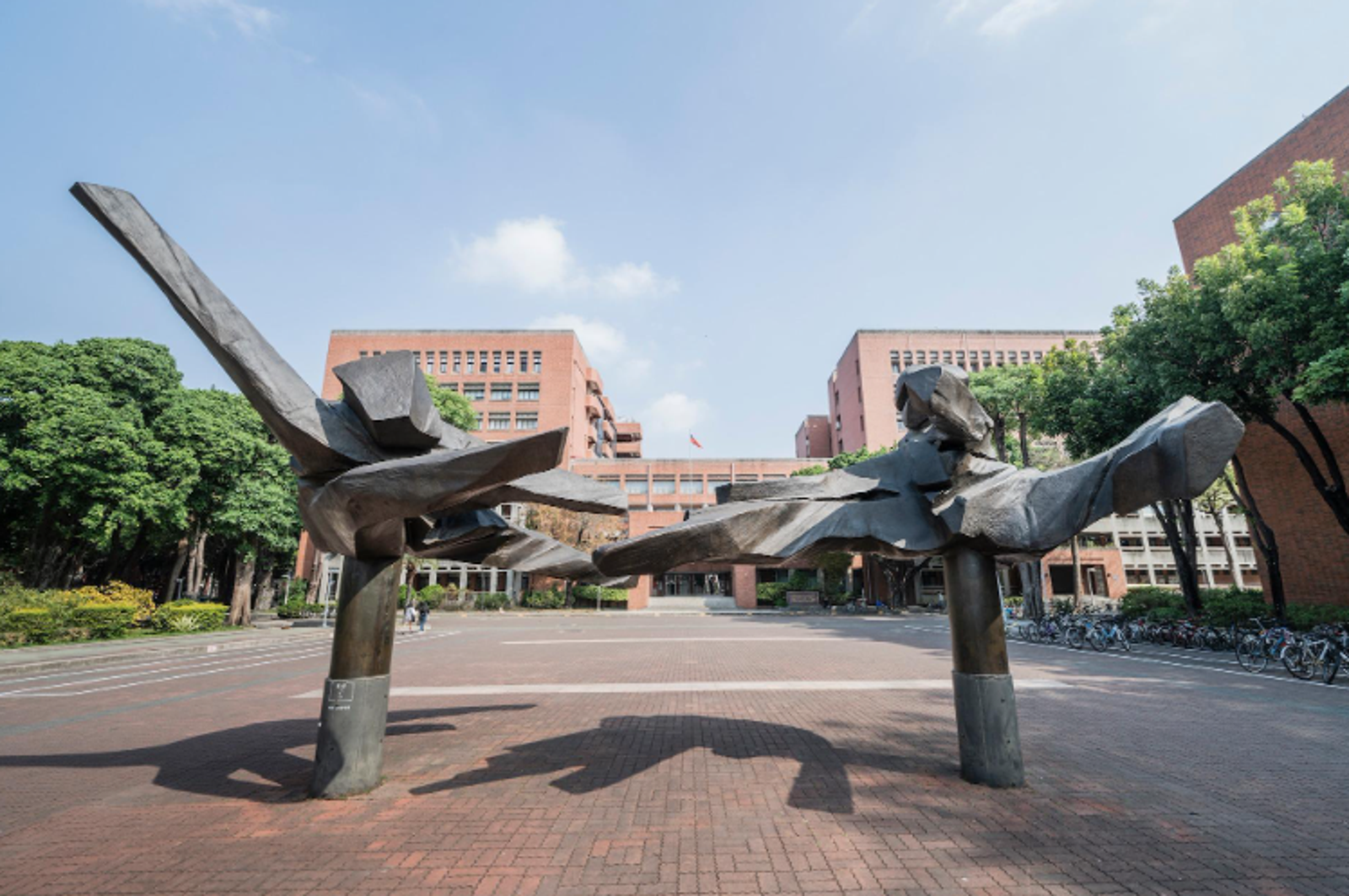 成大驚魂！境外IP跨海恐嚇「引爆校園」　警全副武裝搜炸彈