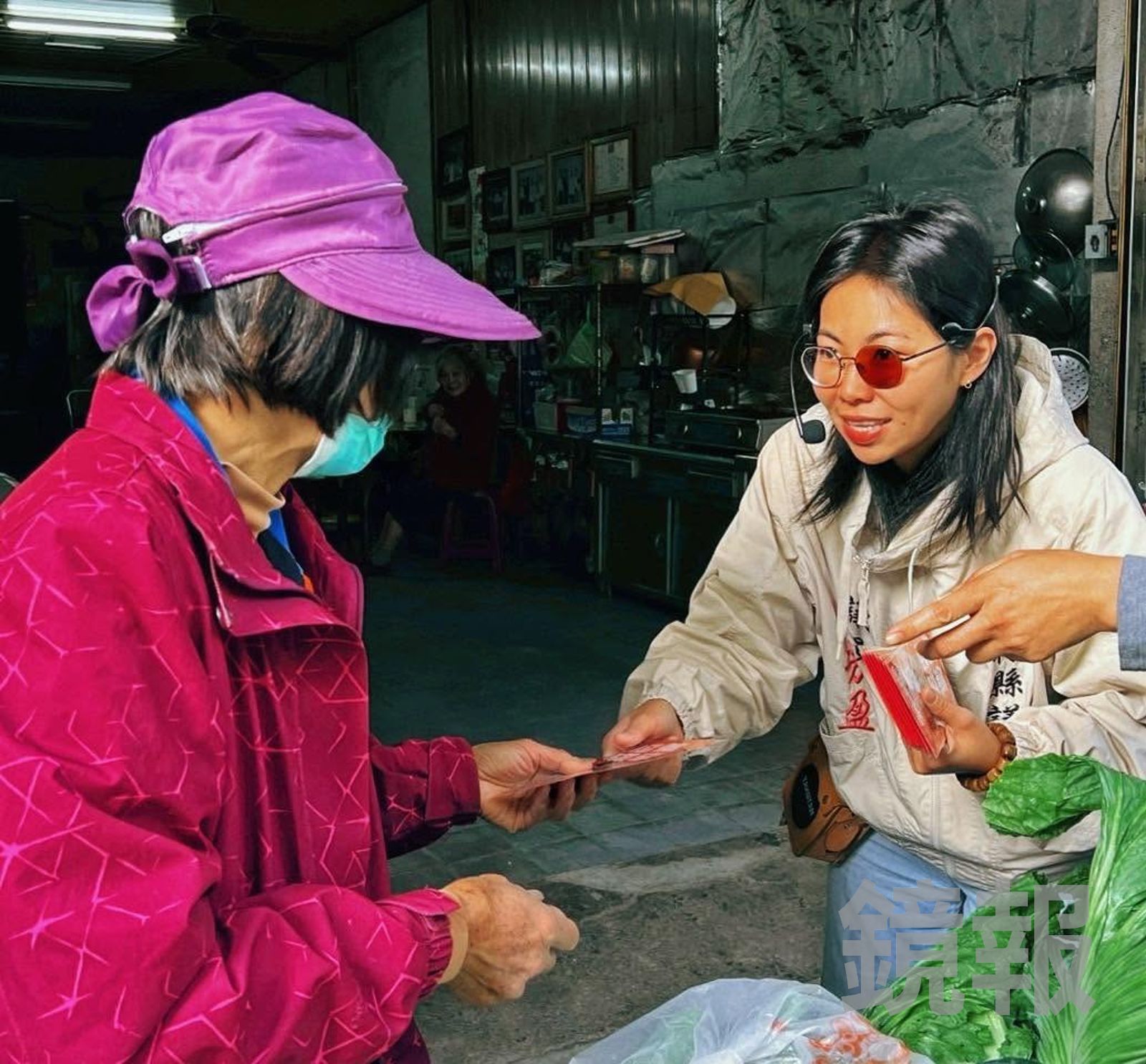 雲林縣議員陳芳盈車禍受傷，左眼重創，幾近全盲，只能戴著單眼墨鏡跑行程，拚連任的過程備極艱辛。翻攝fb陳芳盈 雲林縣議員