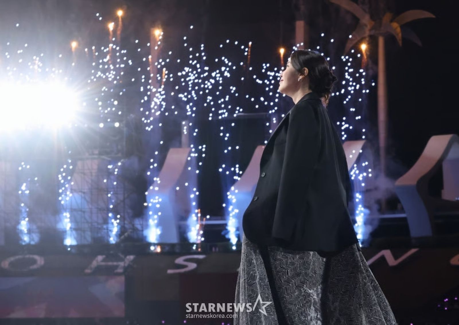 IU榮獲AAA最大獎！煙火狂放1分鐘　狂上台怕觀眾看膩　