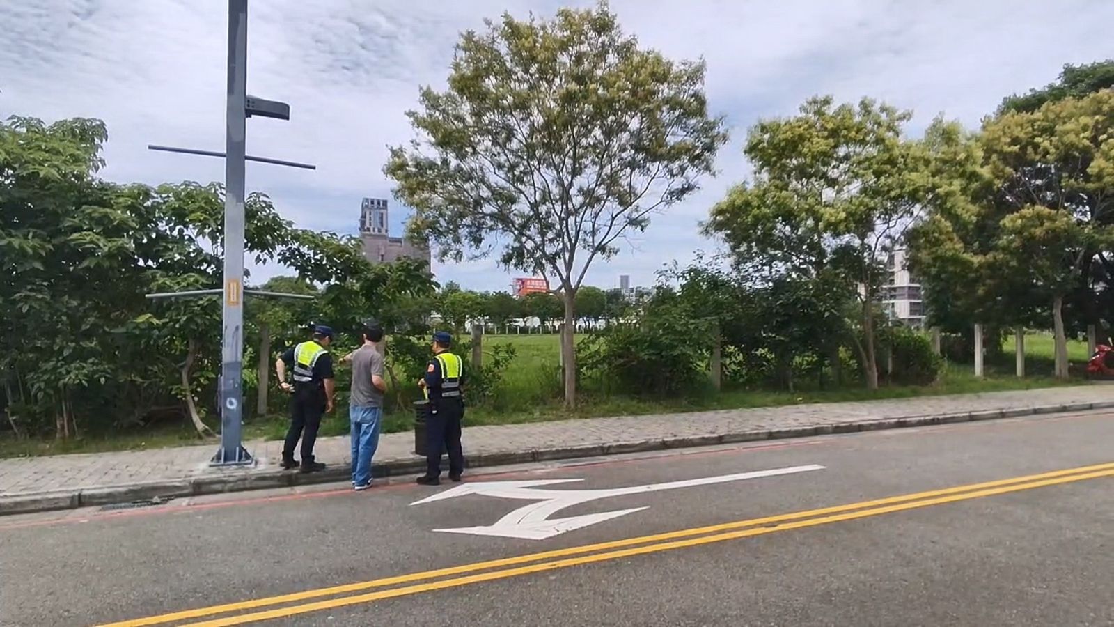 民眾在凱旋二街草叢與路邊發現針筒,警方到場調查採證。民眾提供