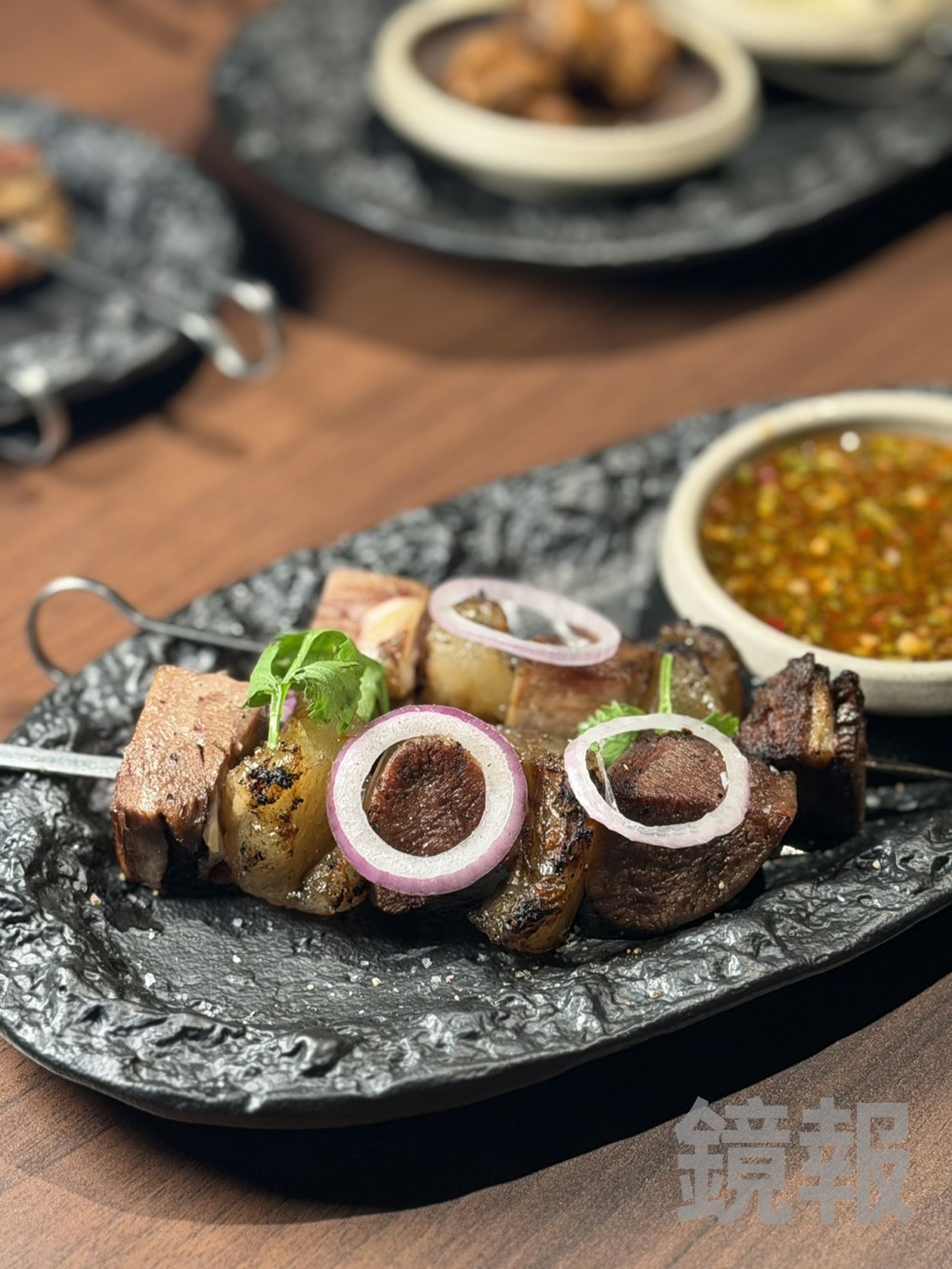 「AURA牛肉風味串」慢燉牛舌與牛筋炭烤後焦香濃郁，卡菲爾檸檬辣醬酸香辛辣，肉香厚實有層次。（420元／份）