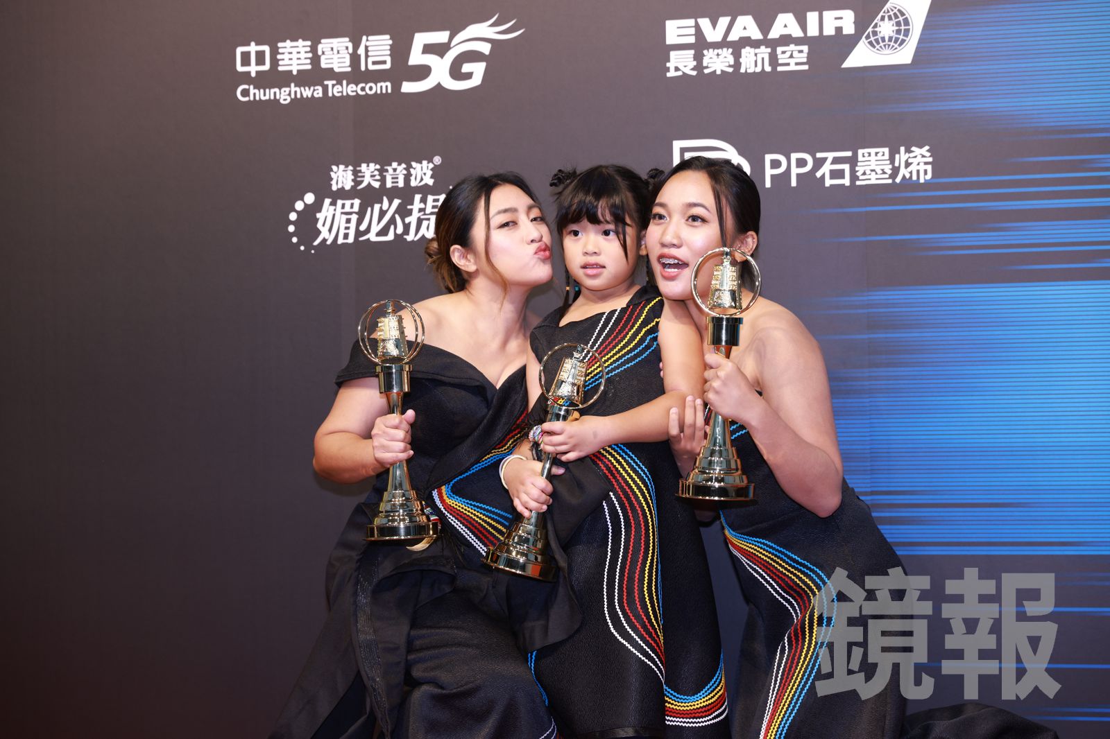 由詹明芫(阿布絲・伊斯坦大)、黃婼馡、如逸比佑邢幸共同主持的《wawa快樂屋》拿下第60屆廣播金鐘兒童節目主持人獎。攝影組