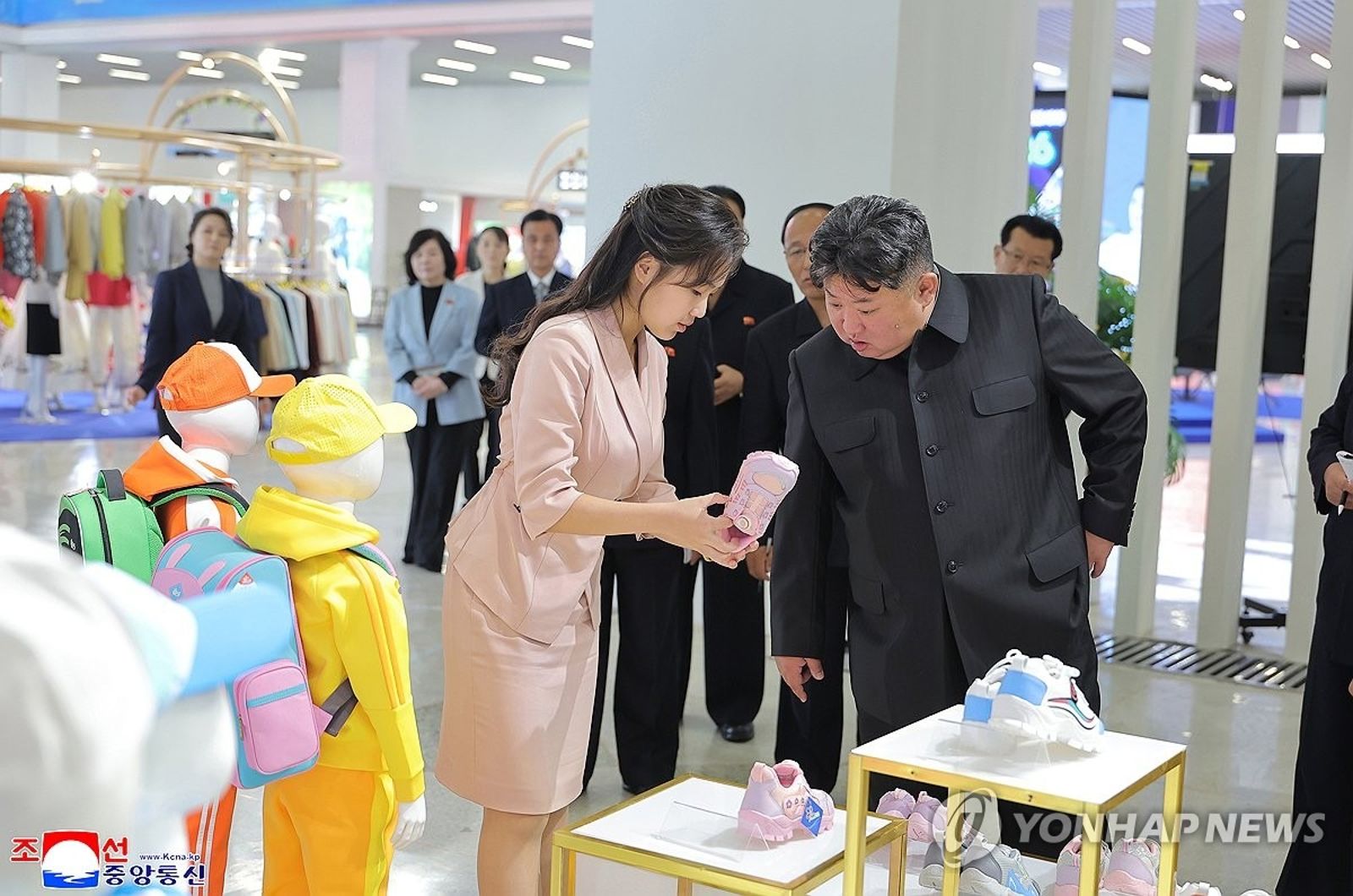傳金正恩腦溢血快掛了!北韓急釋「將軍攜正妹」新影像闢謠。圖/翻自《朝中社》
