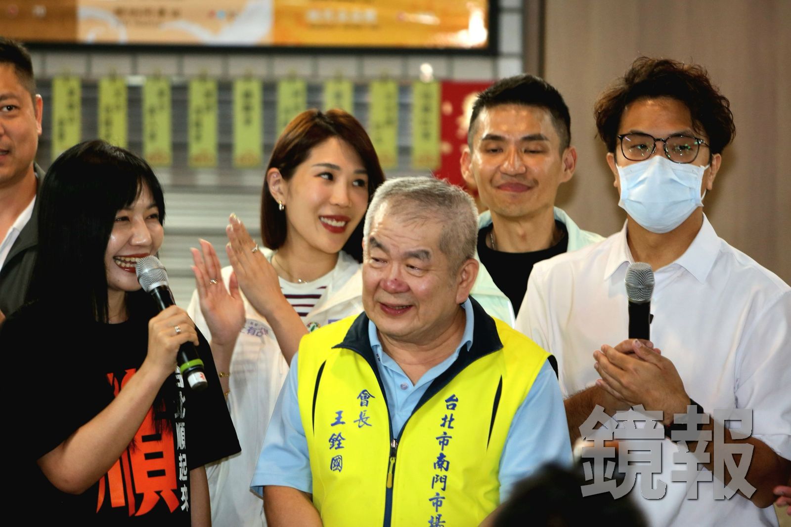 民進黨台北市長參選人沈伯洋今(30日)晚間赴南門市場參加平安宴。圖為南門市場會長王銓國。攝影姜永年