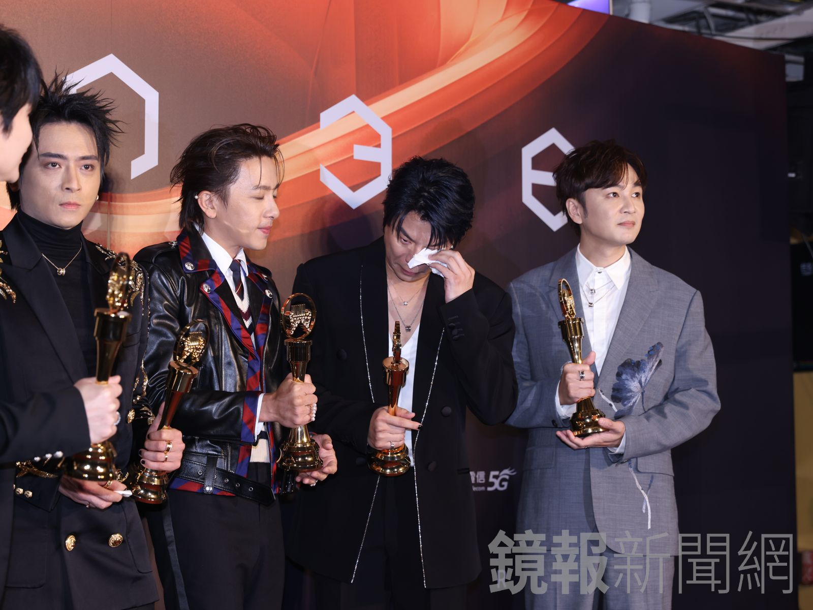 阿弟不斷拭淚。攝影組拍攝