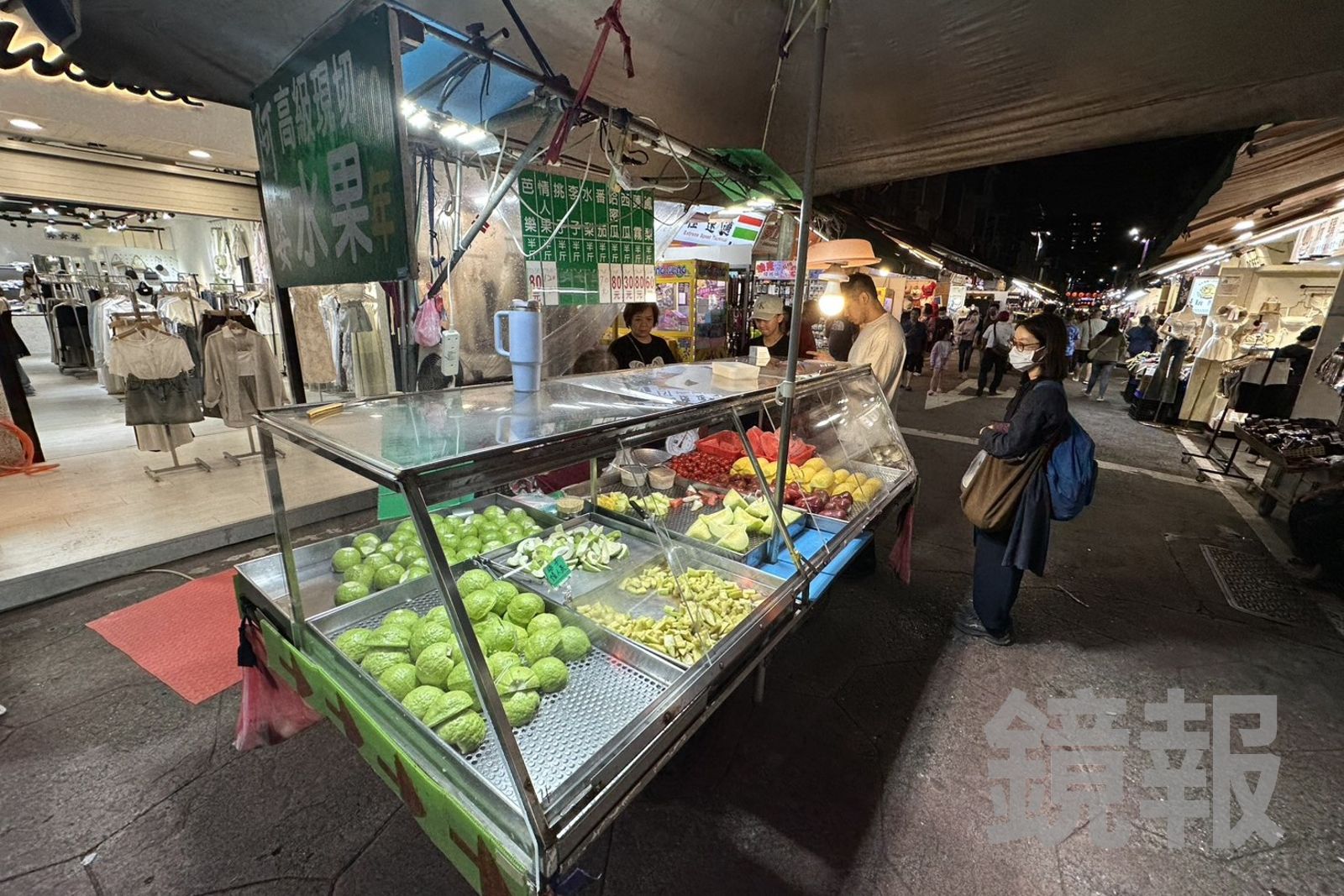 「阿婆高級現切水果」用玻璃櫃遮擋異物,相當講究細節。