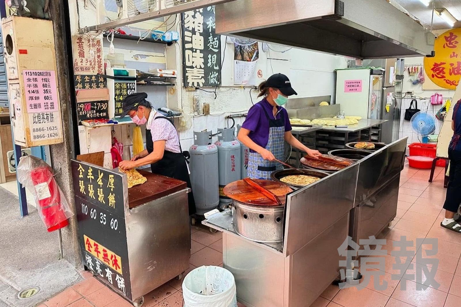 「忠誠山東蔥油餅」是天母的人氣小吃,下午常會有解饞的上班族在排隊。