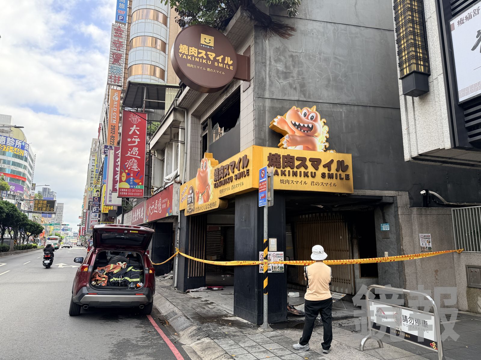 三重變「霧都」!燒肉店火警濃煙瀰漫9小時 半夜雜物餘溫復燃...清晨5點才燒完
