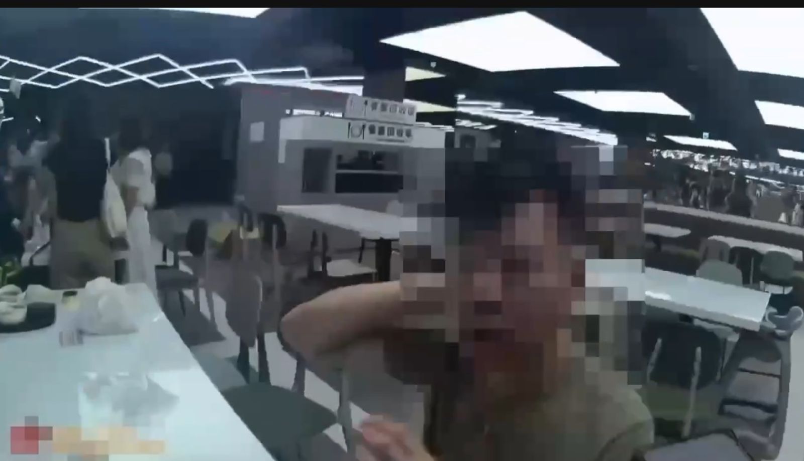 大巨蛋變綜合格鬥場!買完餐點位置被坐走 2男美食街上演全武行...武器竟是這個