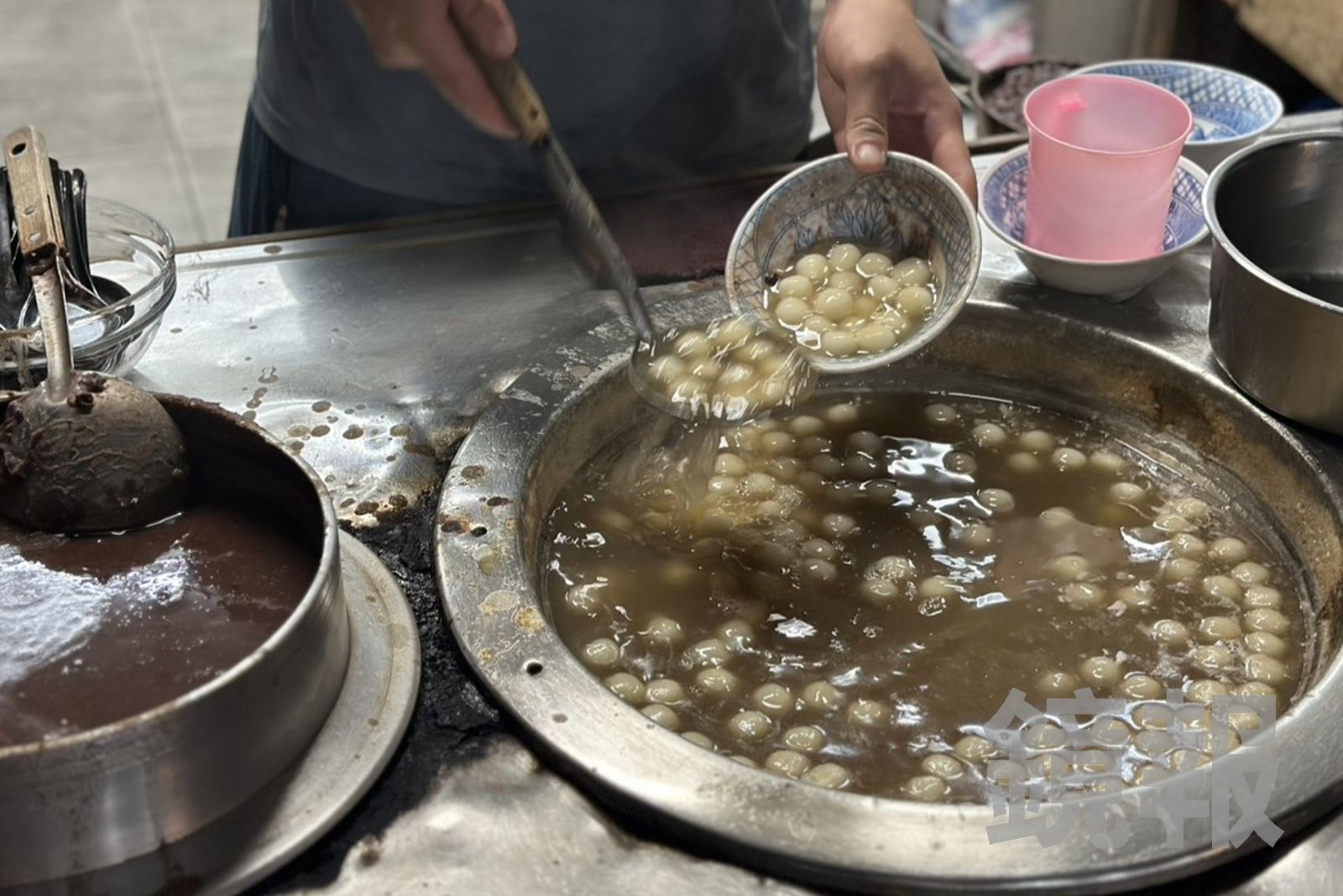 白湯圓煮熟後,會泡在熱糖水裡保溫,維持Q度,吸附甜味。