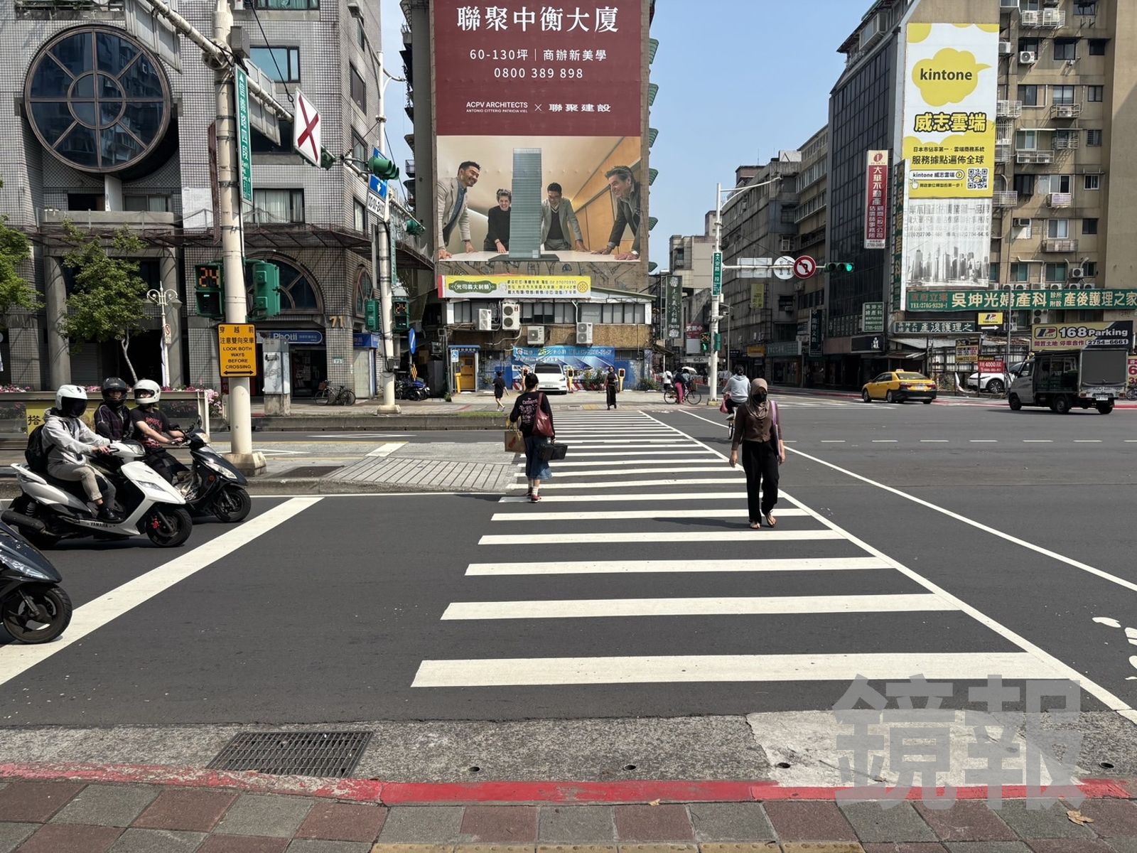 公車在行人穿越道放乘客下車。翻攝畫面