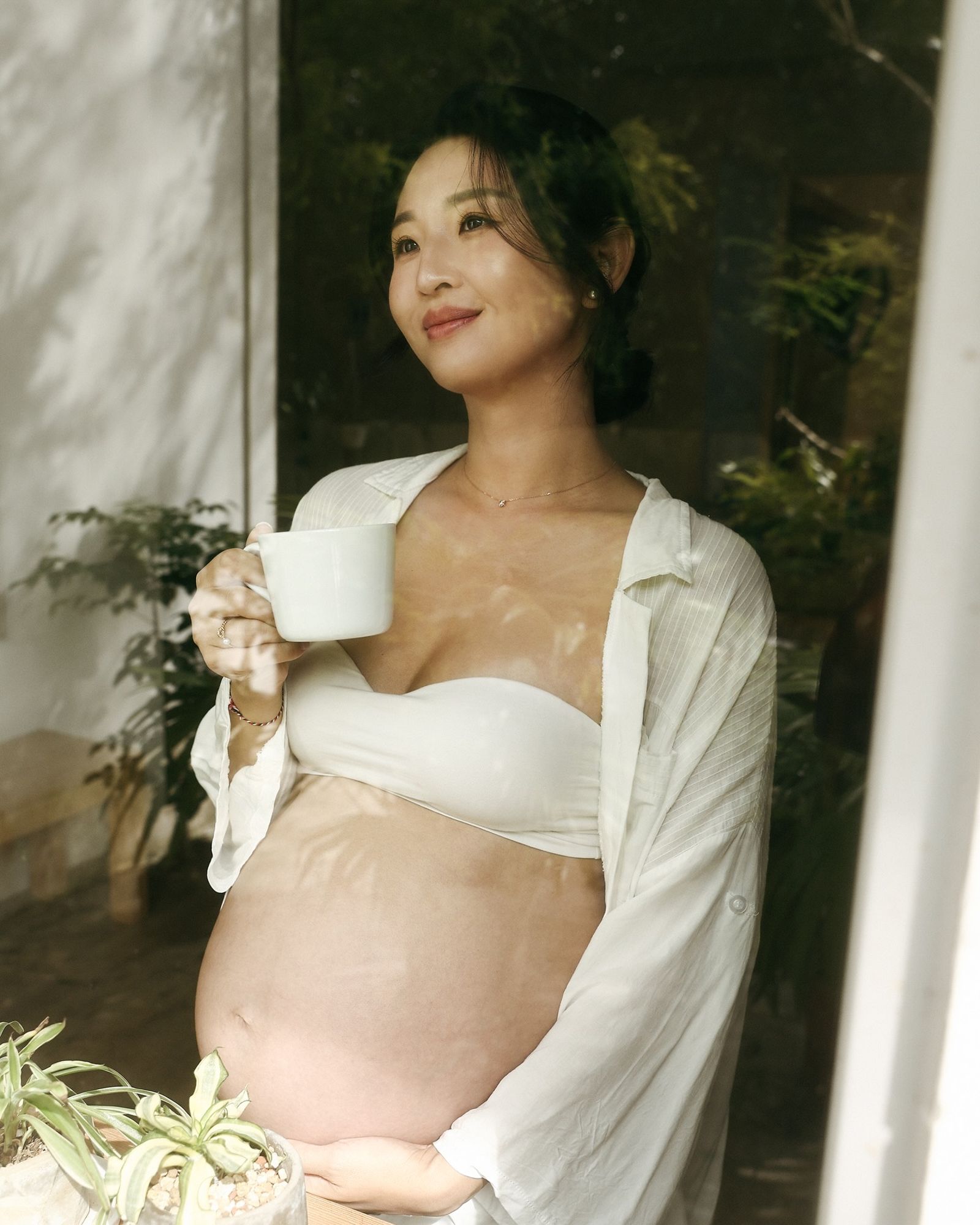 Ivy挺著9個月的孕肚拍攝孕婦寫真，充滿母性光輝又不失性感。翻攝FB@imivychao