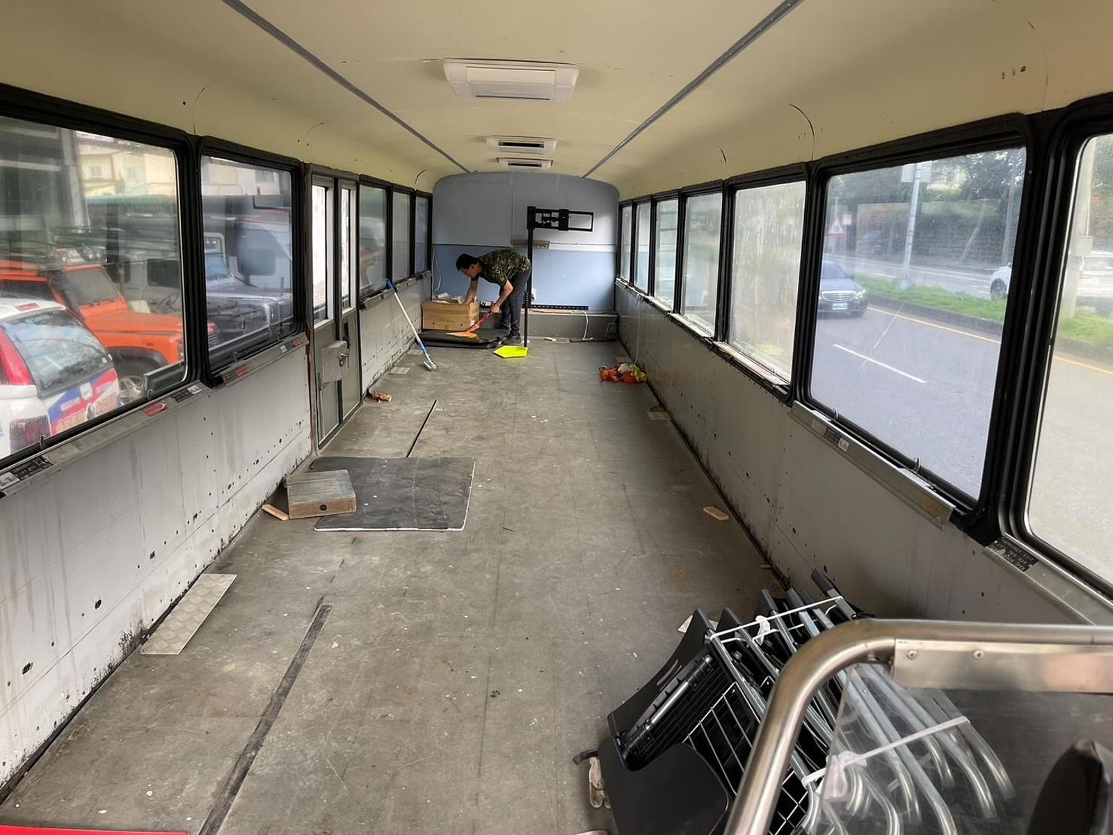 公益團體「大蘋果小太陽活力平台」將國光號灰狗巴士座椅拆除運送物資。圖／翻攝自Threads@q137555