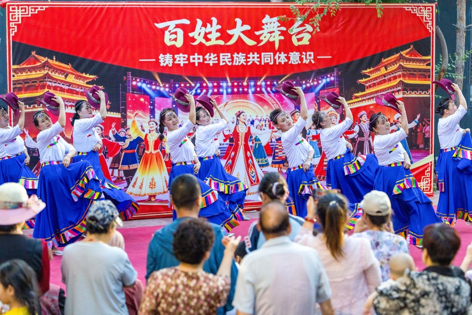 《民族團結法》將「鑄牢中華民族共同體意識」強行寫入法條,並賦予其經濟、教育、文化甚至「域外適用」的法律長臂。6月16日,中國新疆烏魯木齊市,居民在表演舞蹈。圖東方IC