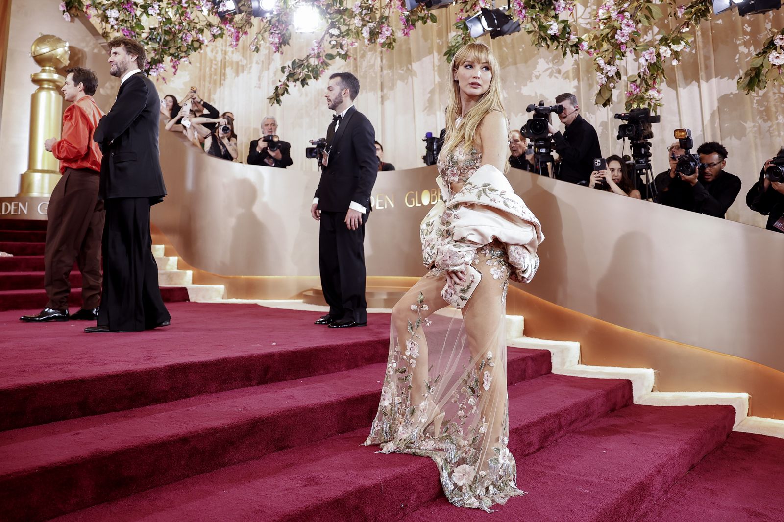 根本全裸！珍妮佛勞倫斯透視裝登金球獎紅毯　全靠刺繡花朵遮三點部位