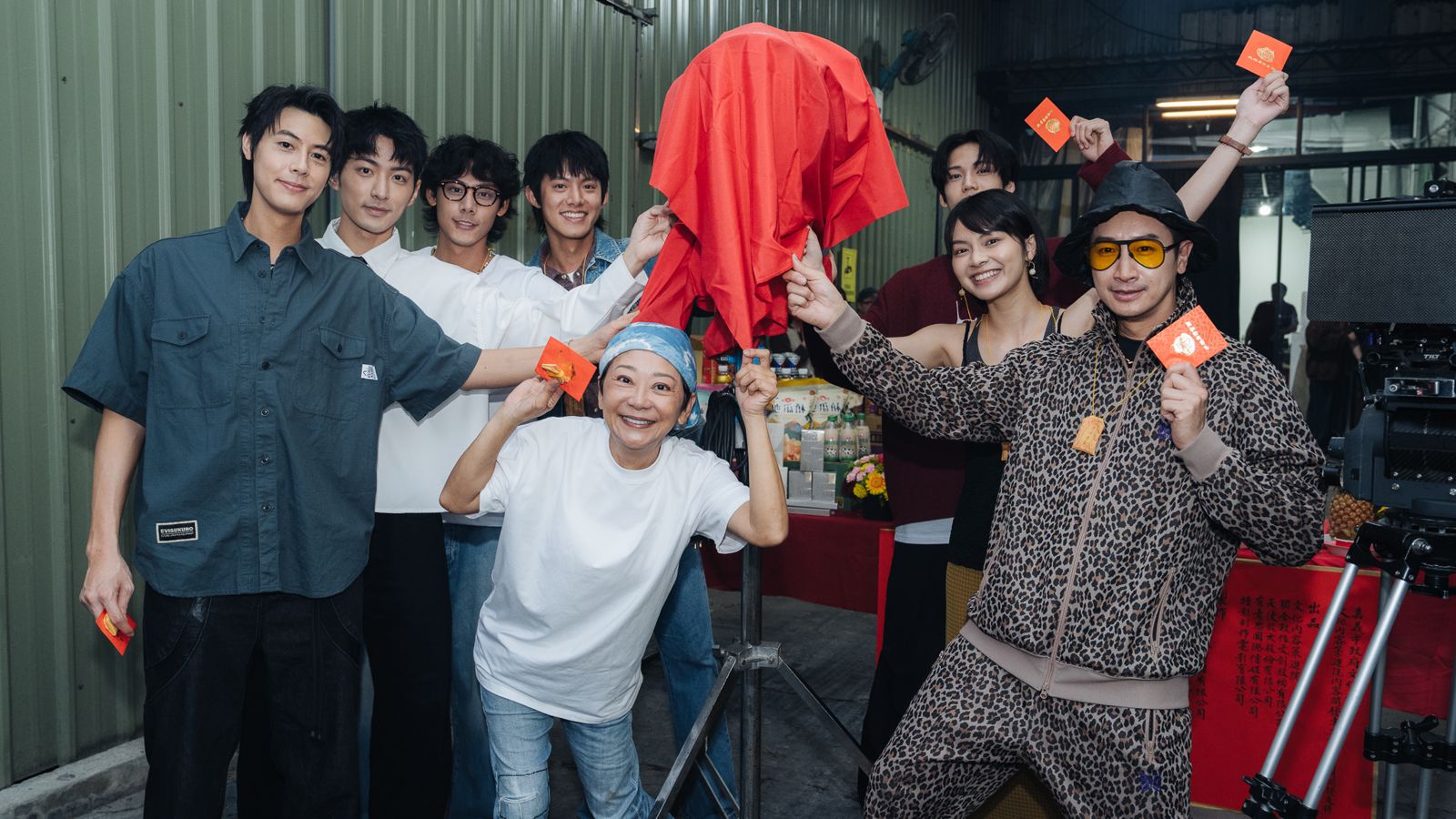 演員Teddy (左起)、鍾岳軒、余杰恩、各務孝太、曹蘭，以及邱凱偉（右起）、柏妍樺、陳彥旭參加《向流星許願的我們》開鏡。有意思國際提供