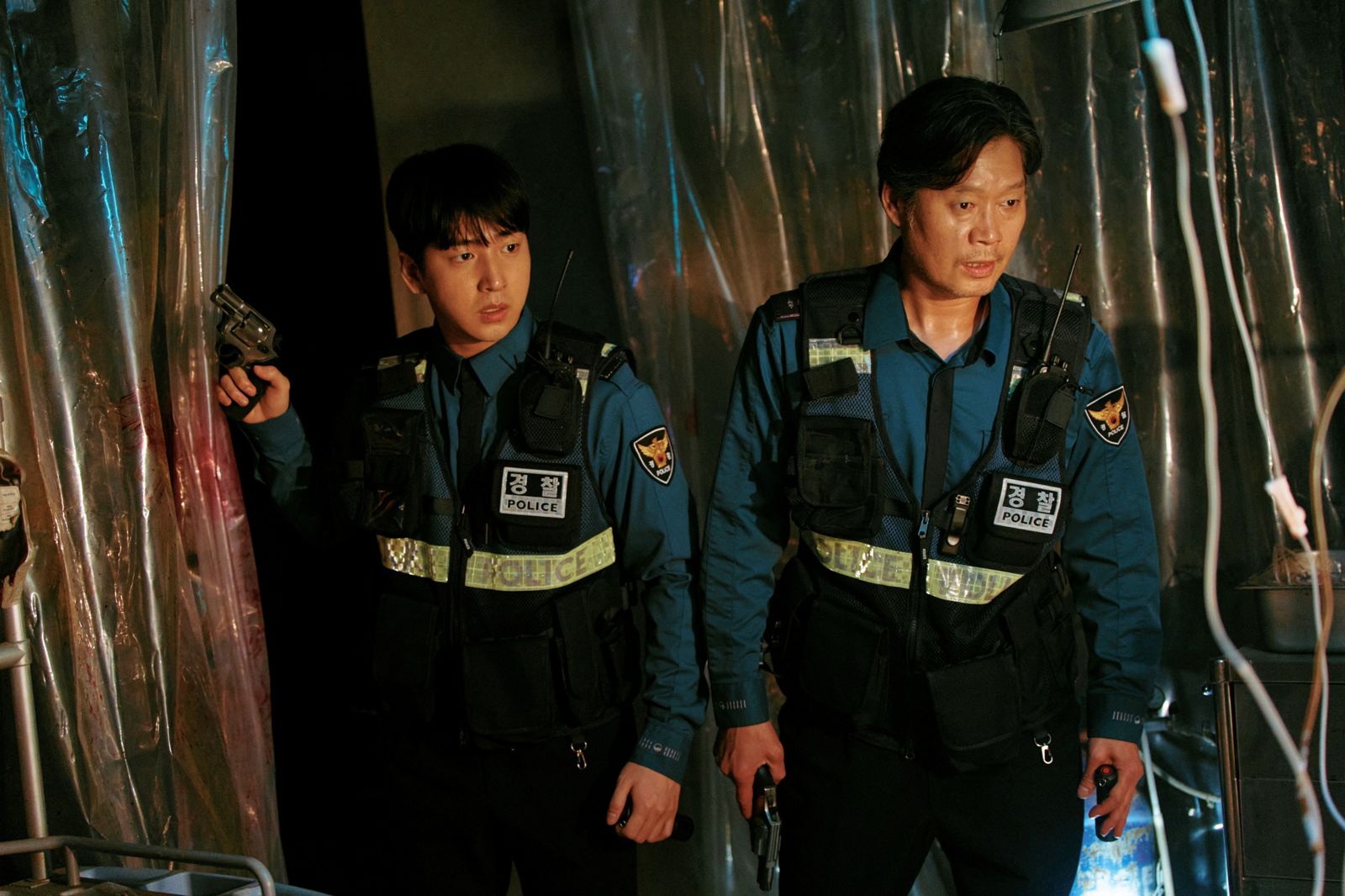車善圩(左)與劉宰明都曾演出懷舊韓劇《請回答》系列,這次在片中飾演警察一同查案。 華映娛樂提供
