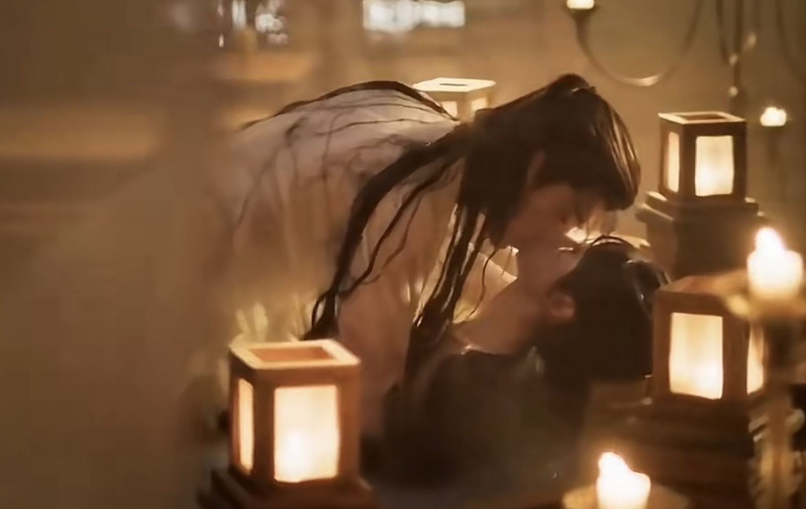 張凌赫（左）與田曦薇鴛鴦戲水火花十足。翻攝微博