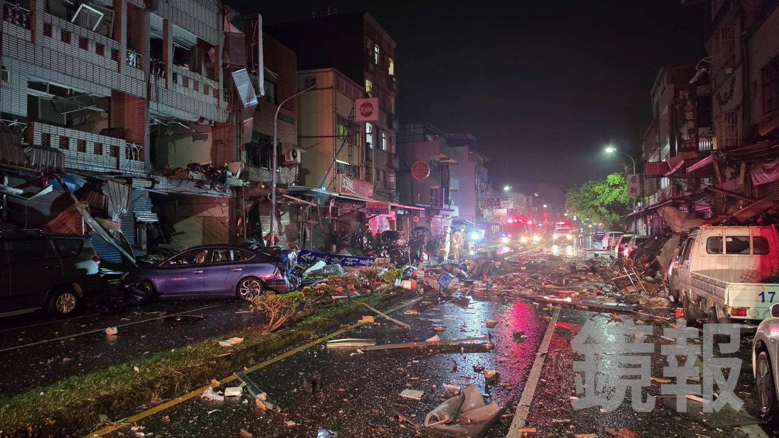 民宅磚牆與大量物品被氣爆威力噴炸到路面，現場滿目瘡痍。翻攝fb郭朋鑫(高峰里里長)