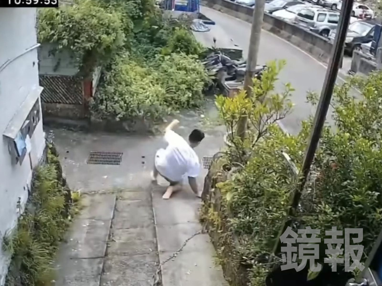 少年打赤腳狂奔外出求救，過程中還不慎摔倒。翻攝畫面